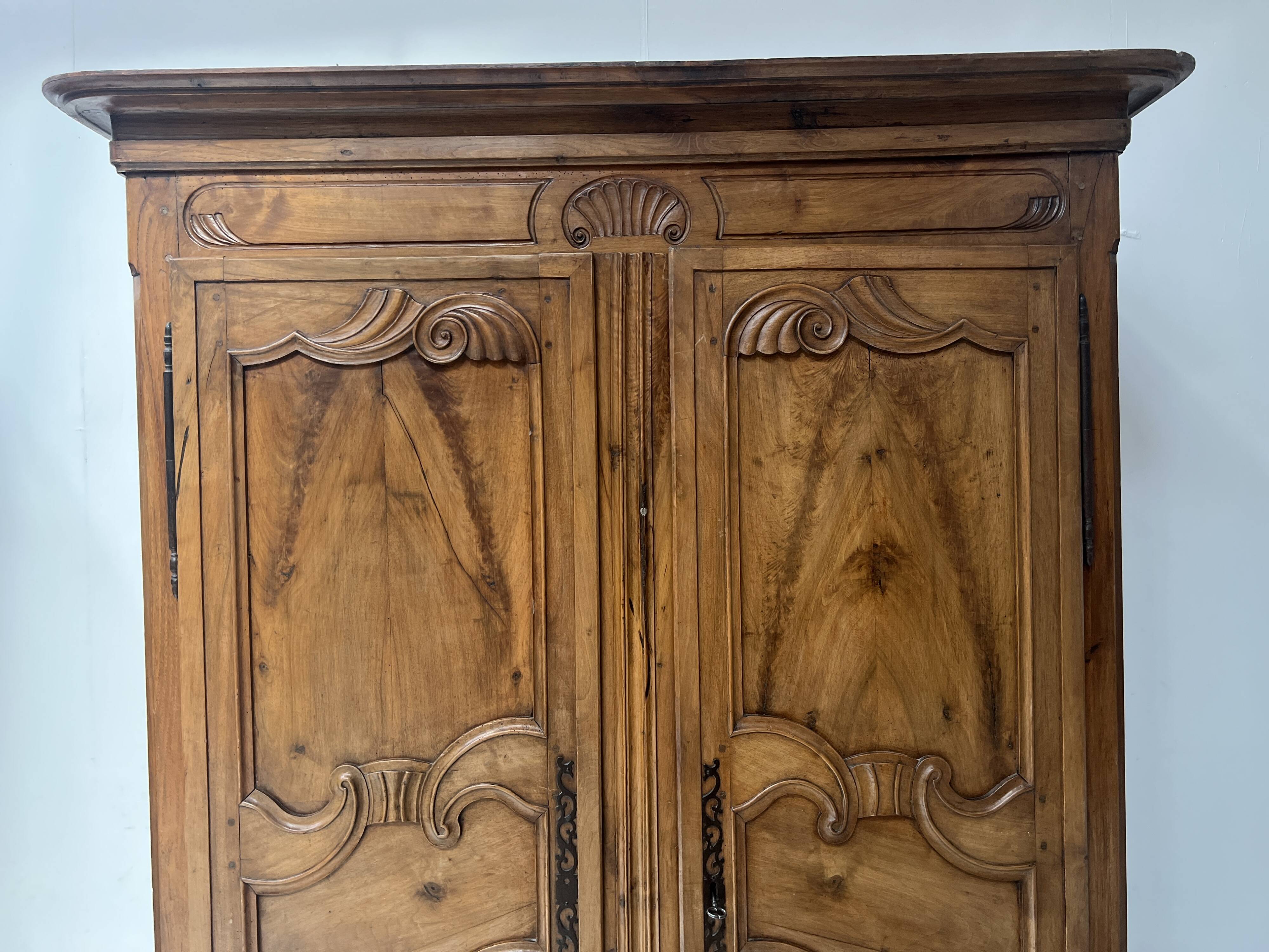 Armoire de style Louis XV en noyer massif XVIII siècle