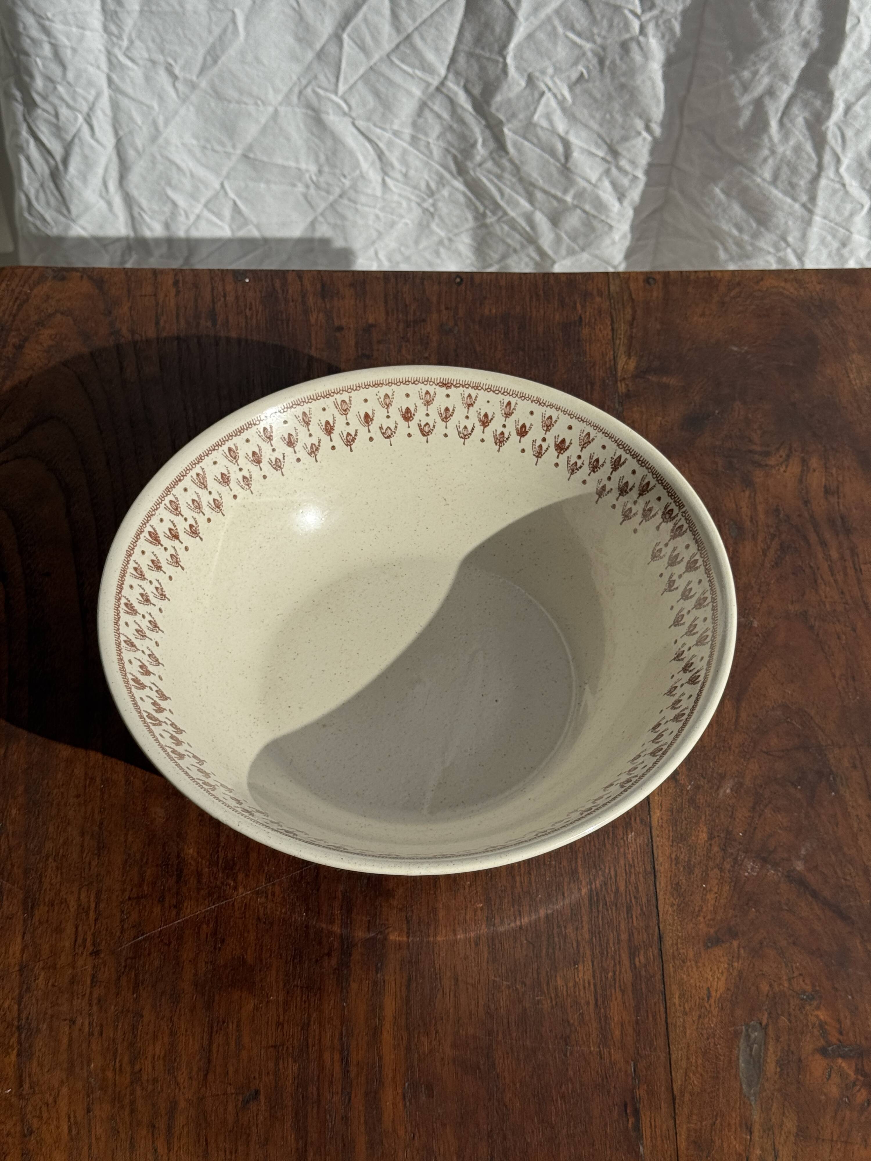 Set of a salad bowl and a vintage brown circular dish D28.