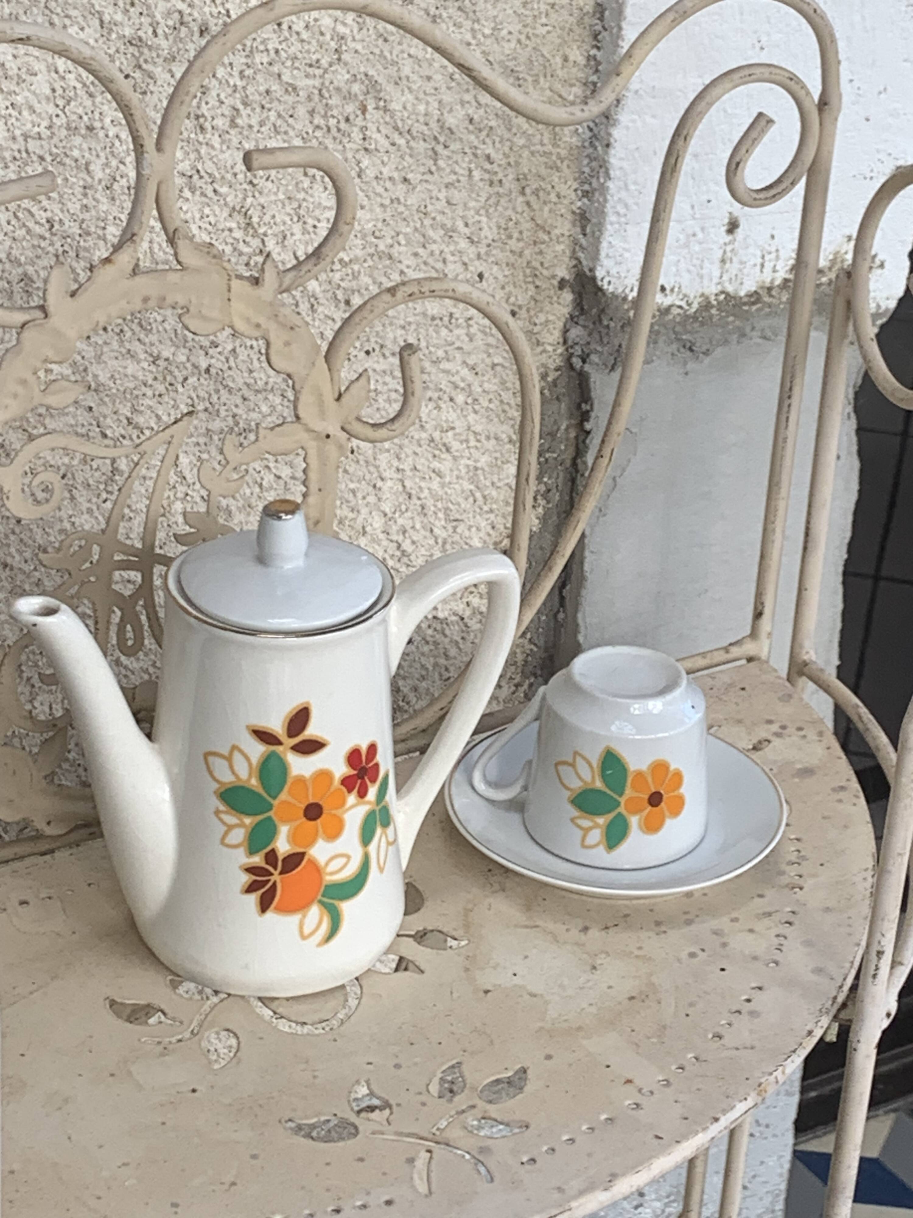 Porcelain dinette for dolls consisting of a coffee maker, cups and saucers, vintage