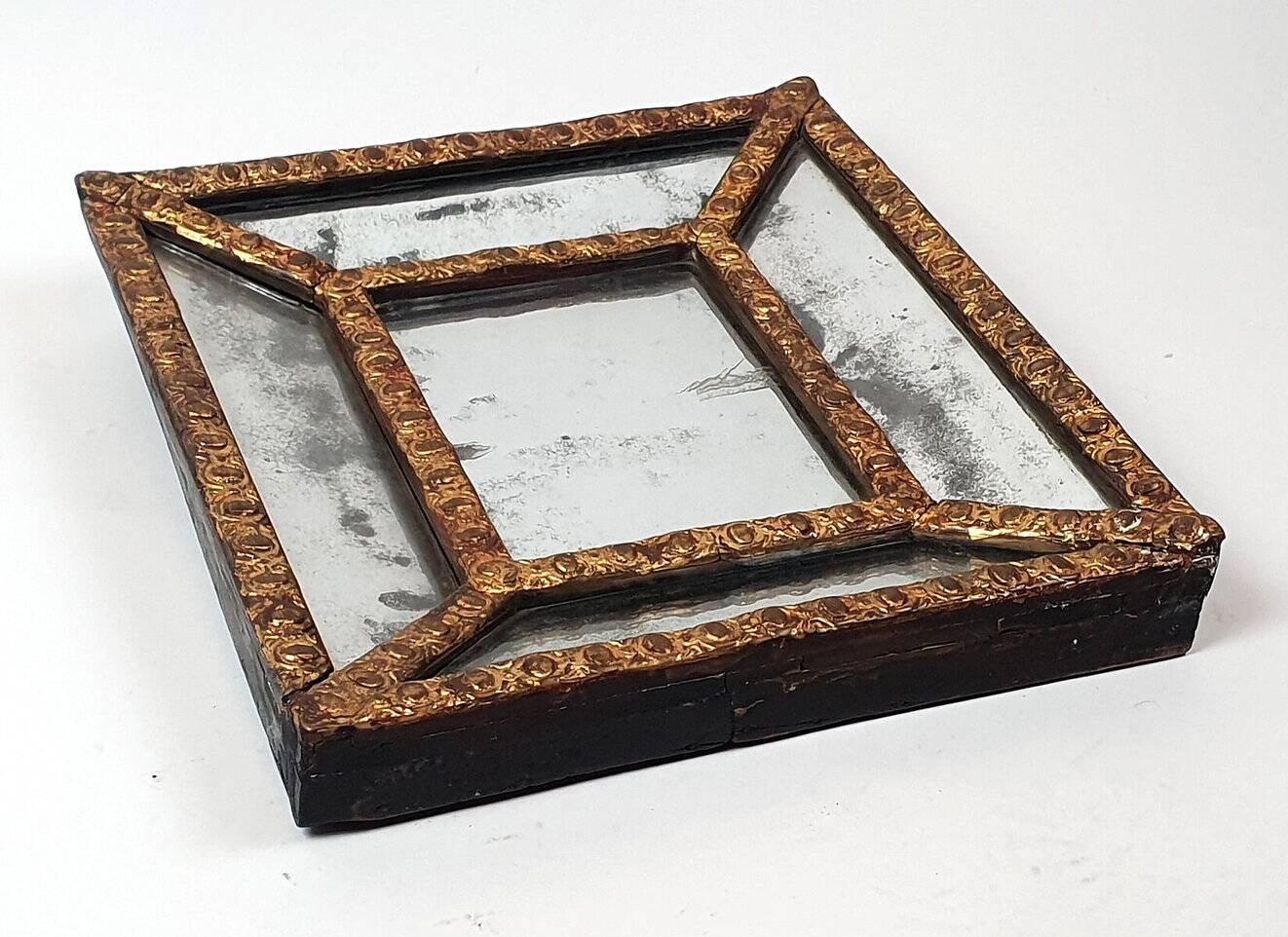 Miroir perlé en bois doré du 18e siècle