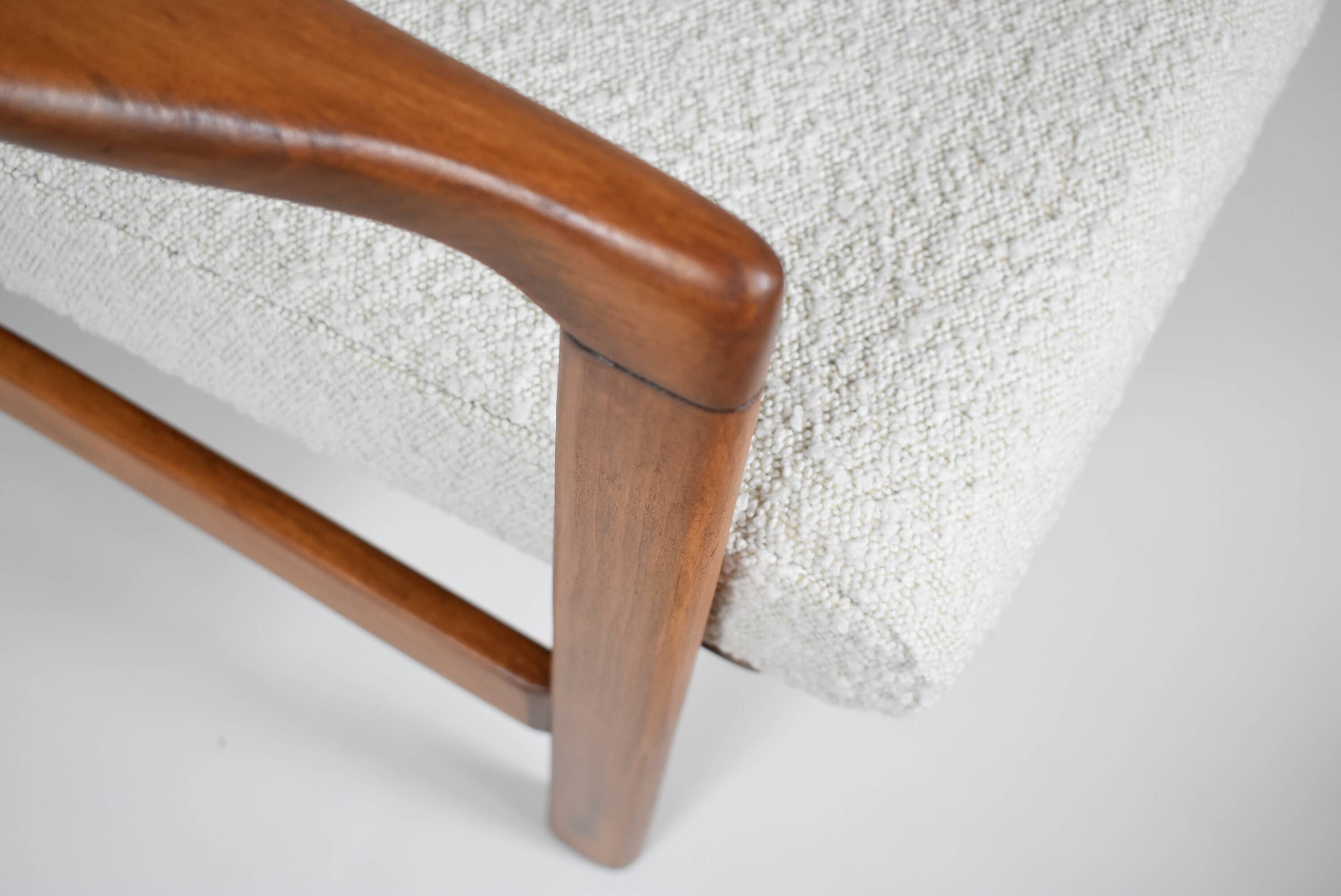 Fauteuil bouclé original, vintage, restauré, blanc, teck