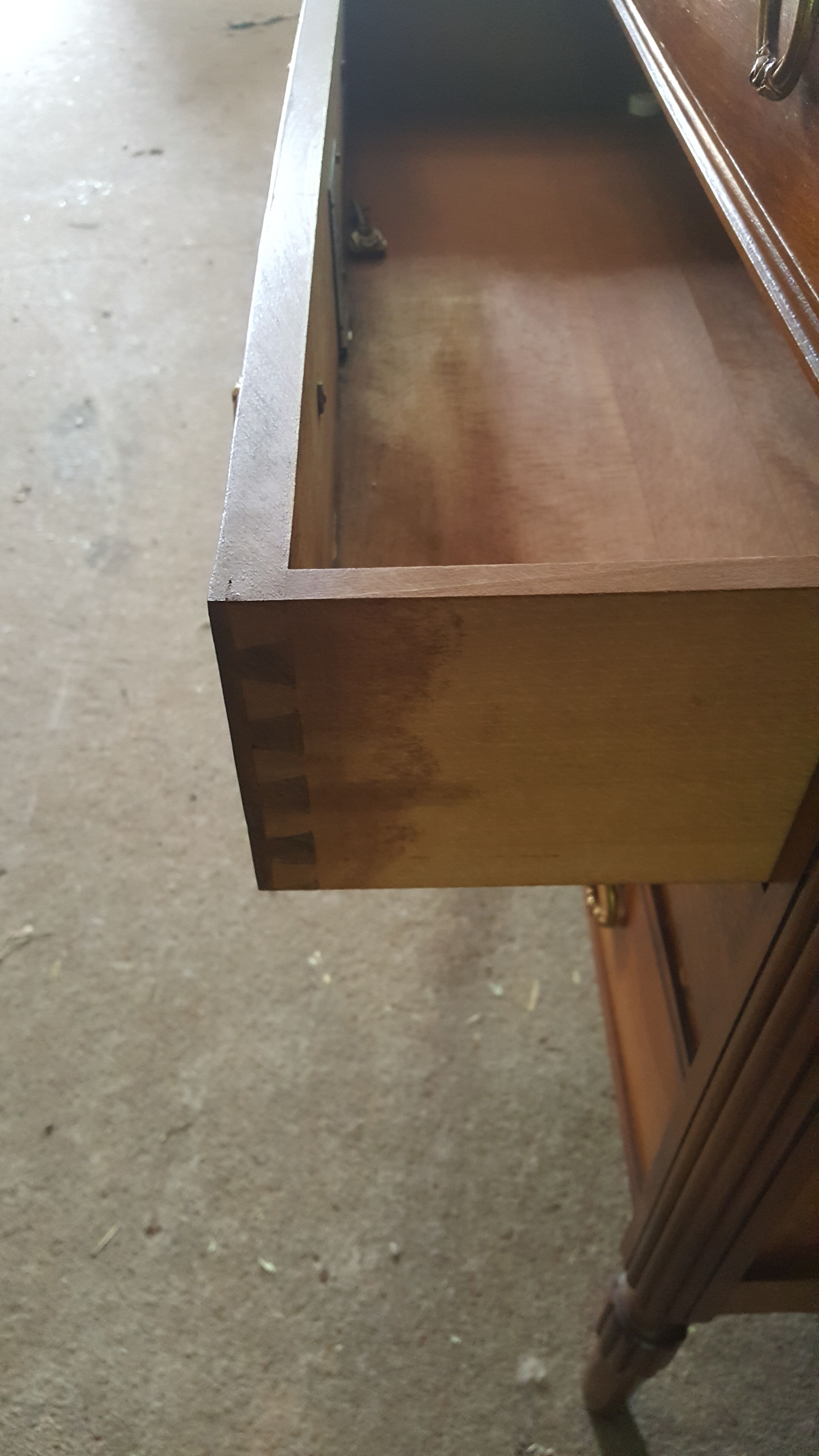 Style chest of drawers