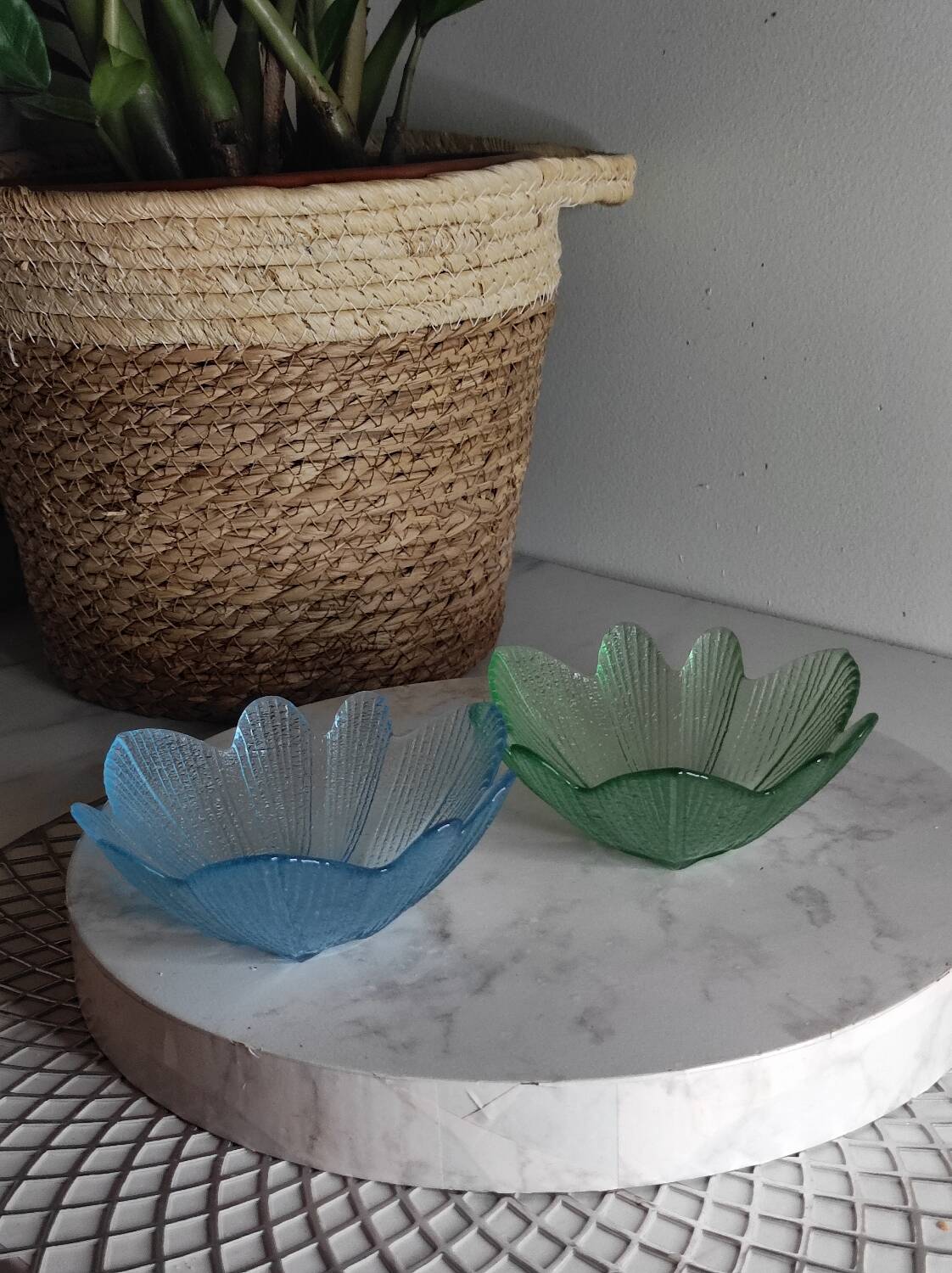 Flower-shaped glass bowls