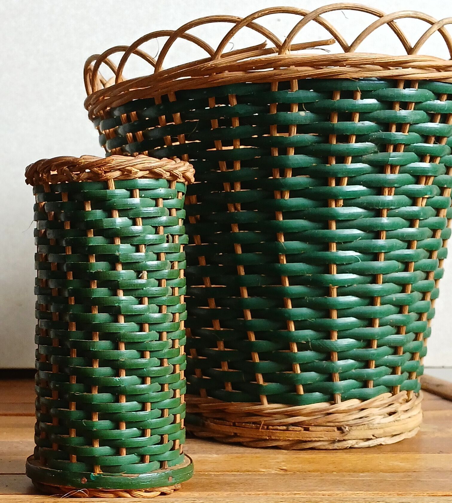 Cache-pot and its matching pencil holder in dyed woven rattan from the 1960s.