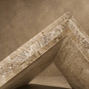 Table de salle à manger en travertin et verre fumé