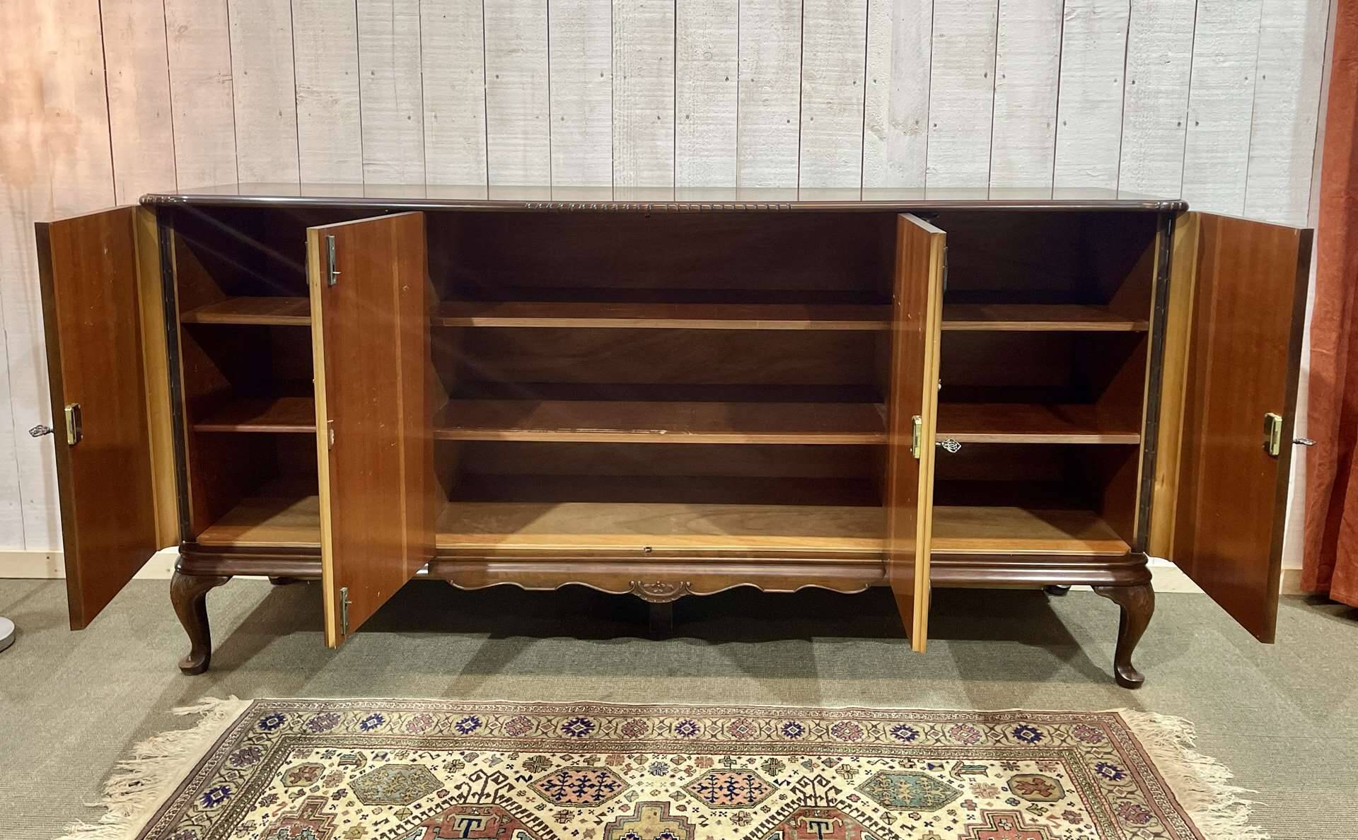 Enfilade anglaise Chippendale en noyer des années 1950