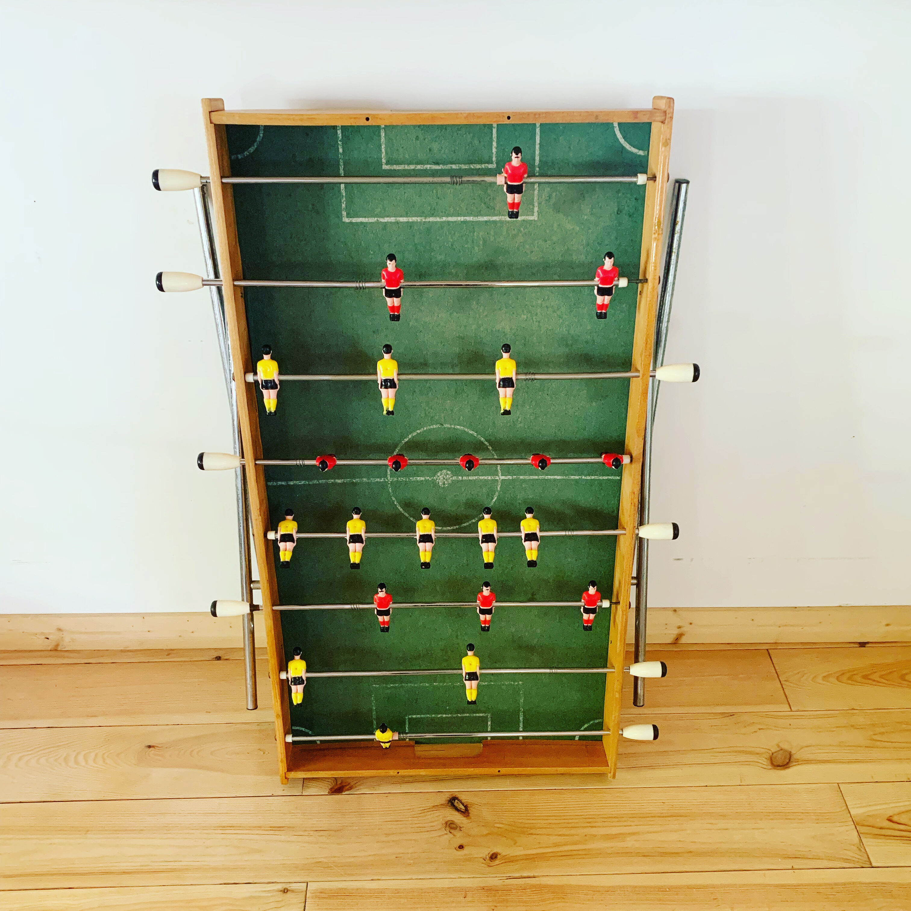 Foldable vintage table football