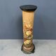Colonne antique peint avec des fleurs