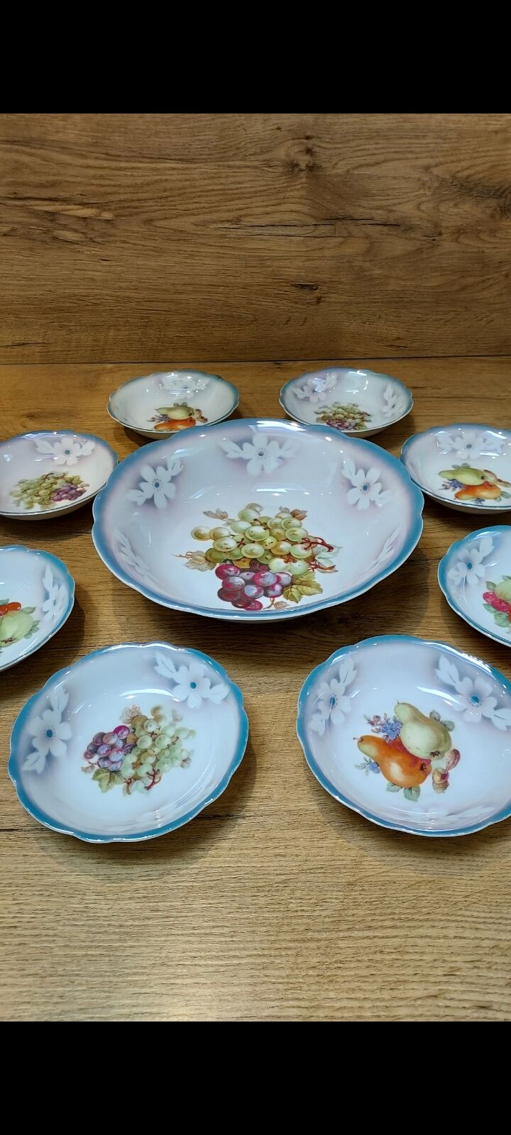 Salad bowl and its 8 cups