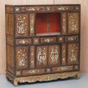 19th-century Chinese cabinet inlaid with mother-of-pearl
