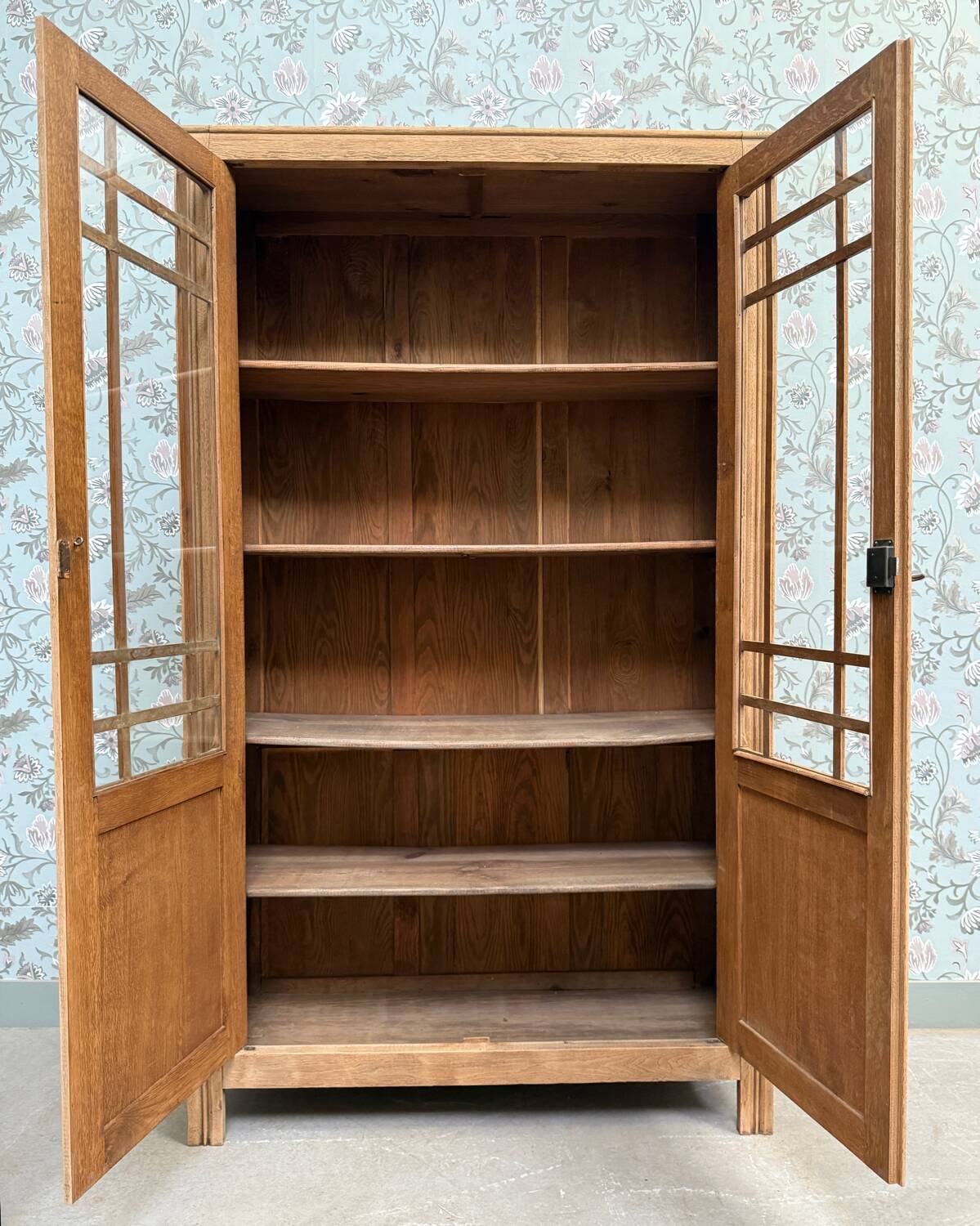 Old display case (renovated)