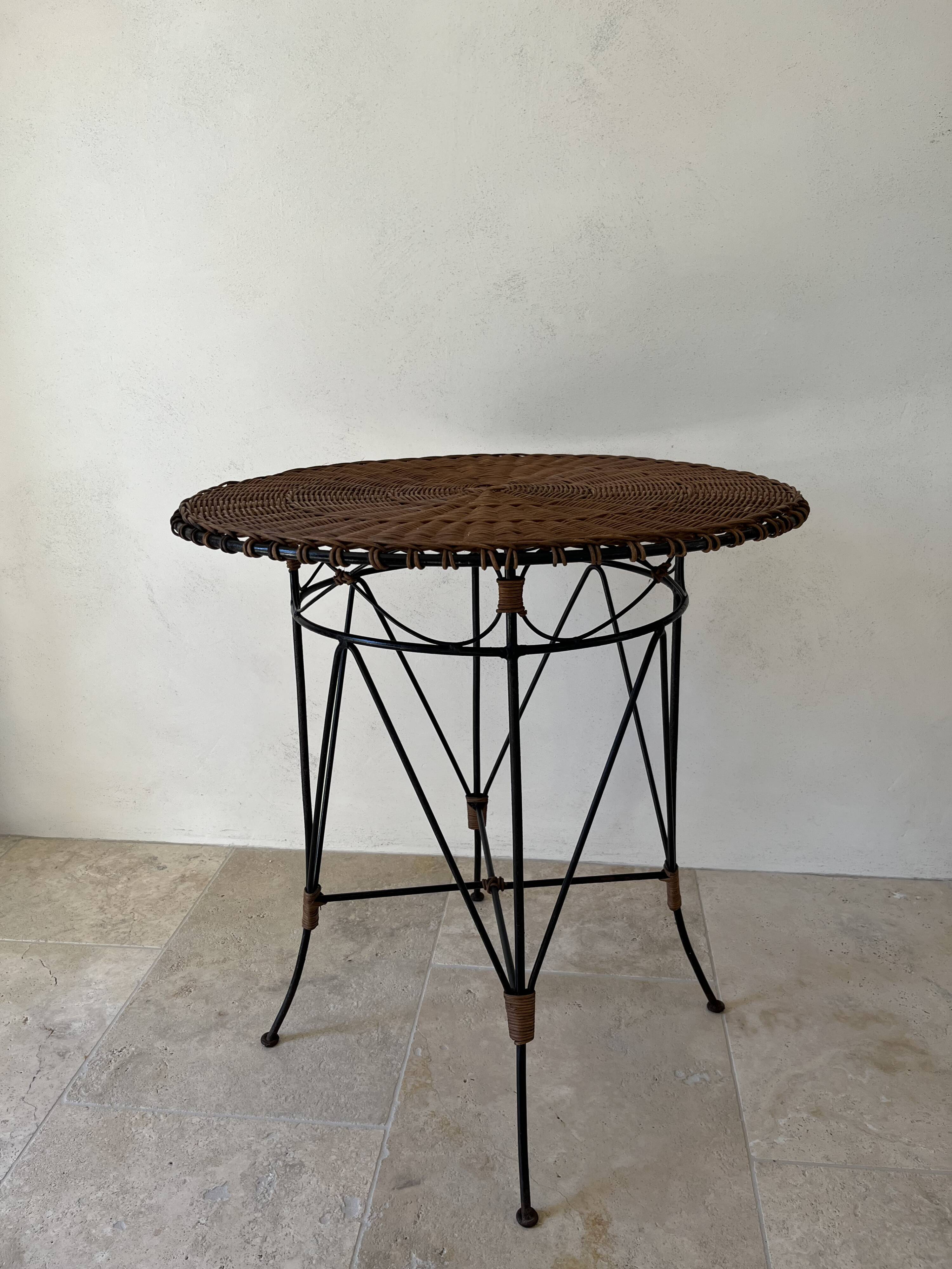 Vintage round table in woven rattan and black wrought iron – 1950s / 1960s