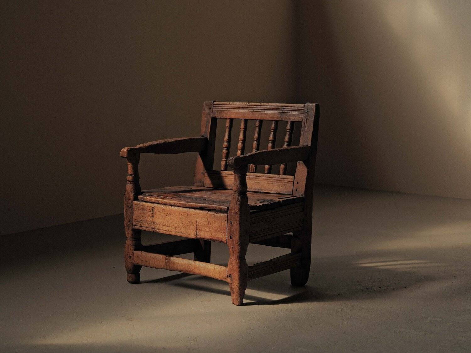 Alpine armchair in larch, 18th century