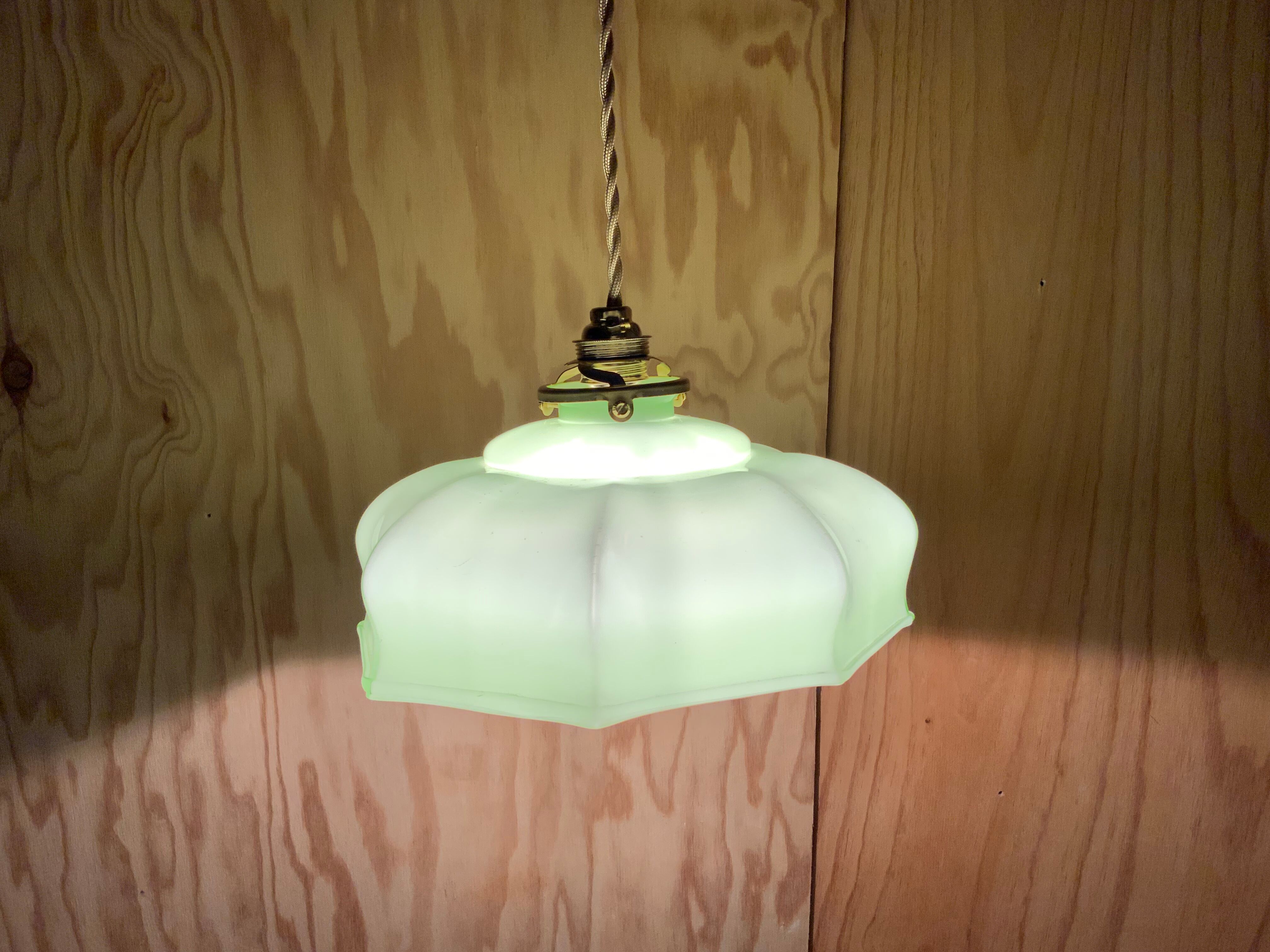 Opaline suspension