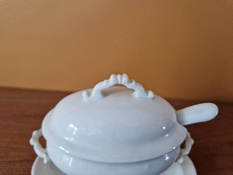 Mustard pot in the shape of a soup tureen made of German or French porcelain.