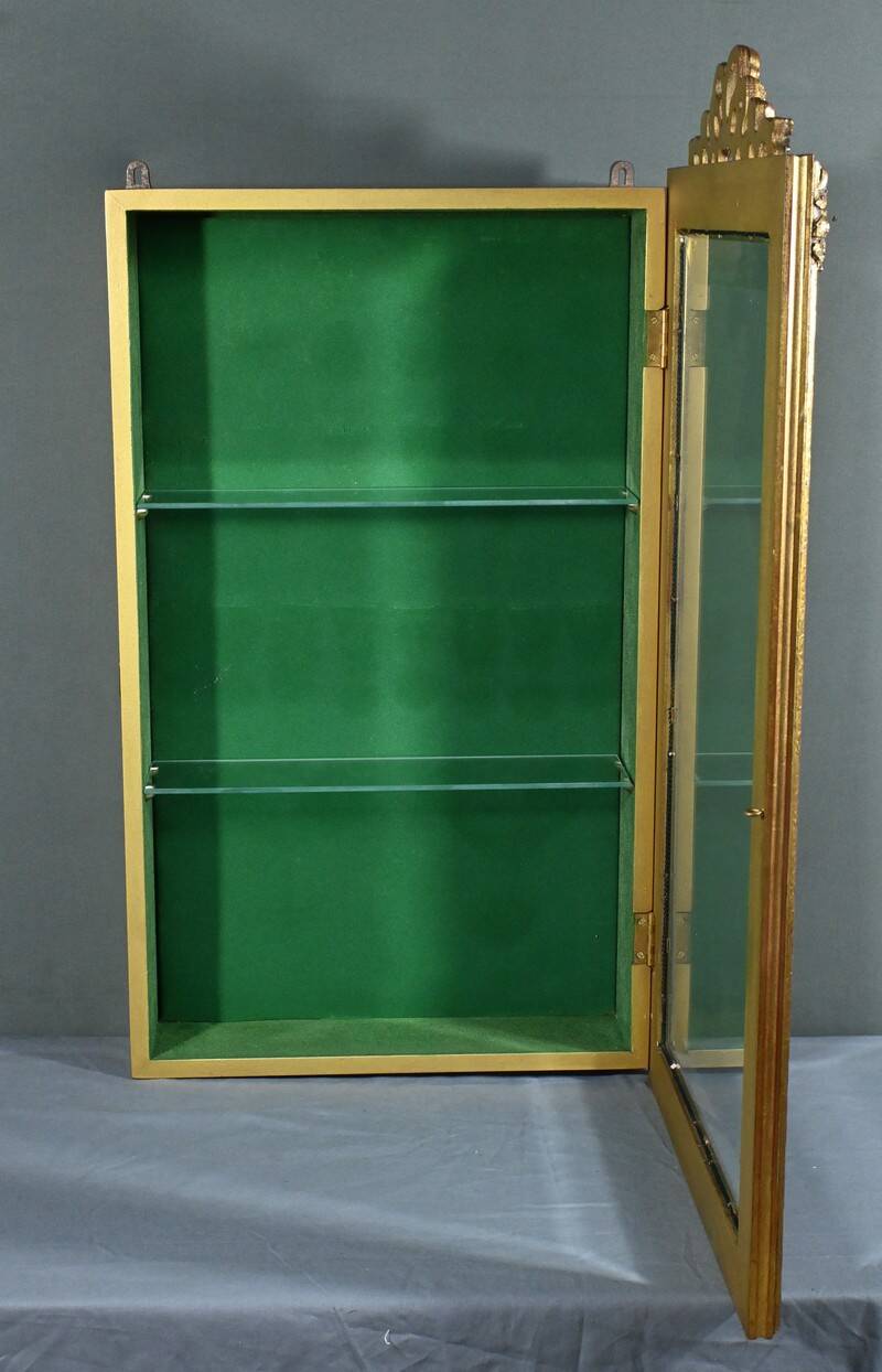 Vitrine Murale en Bois Doré – Milieu XXe