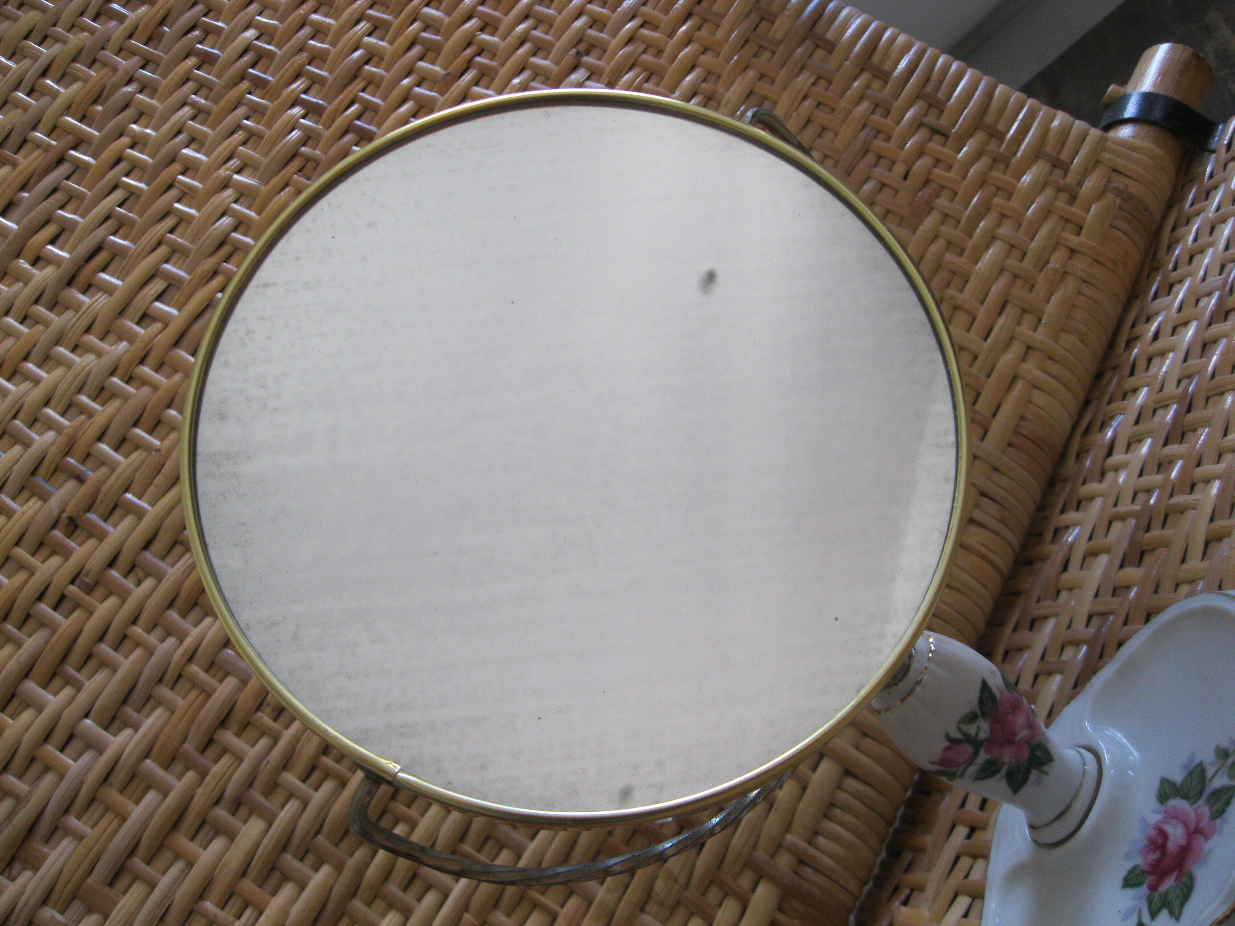 Mirror to lay on porcelain swivel foot