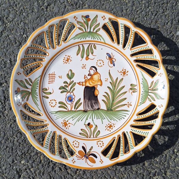 Assiette en faïence à décor de Moustiers