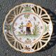 Assiette en faïence à décor de Moustiers