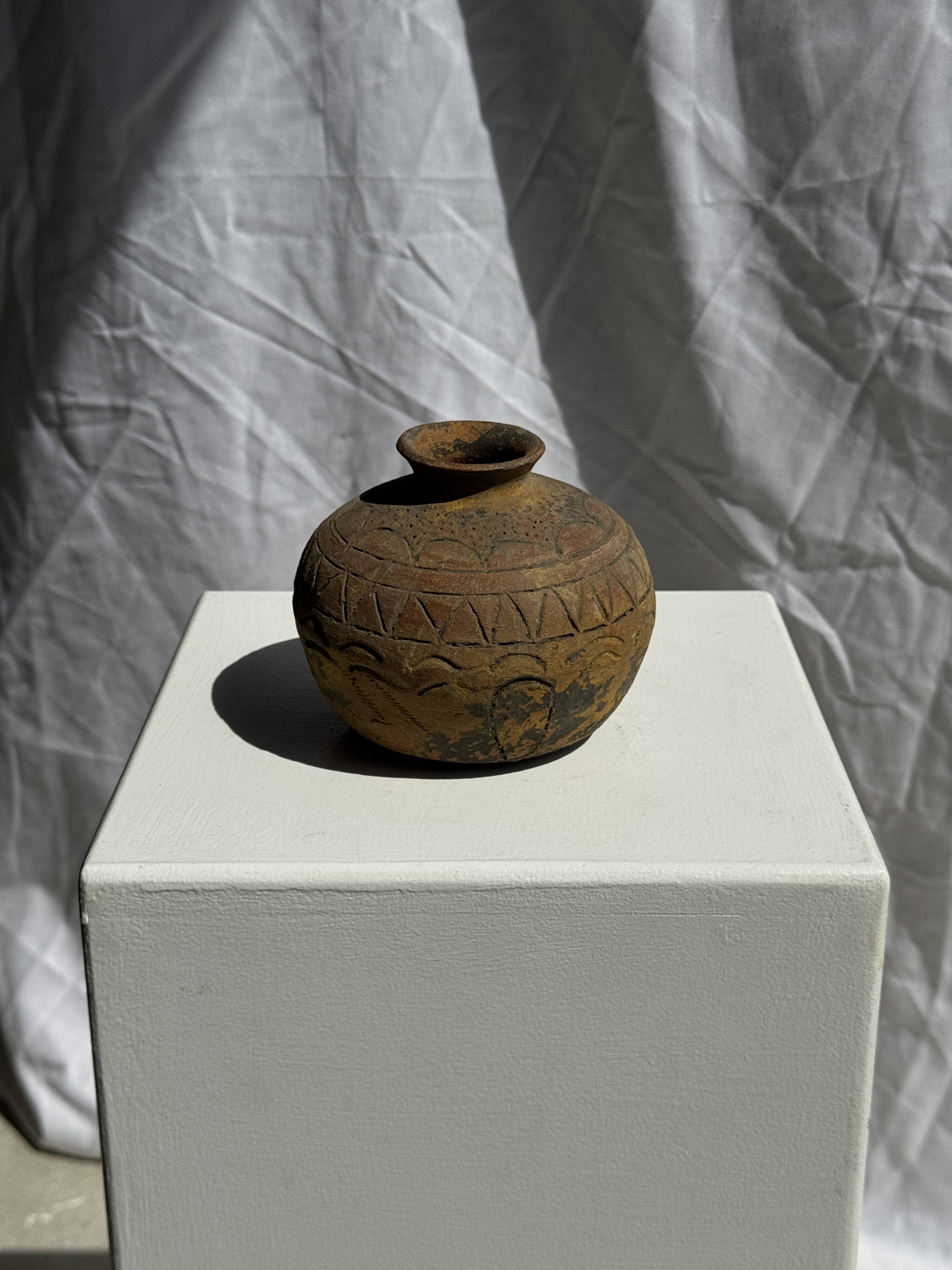 Small round ancient vase in engraved terracotta, Indonesian polychromy H10 D1