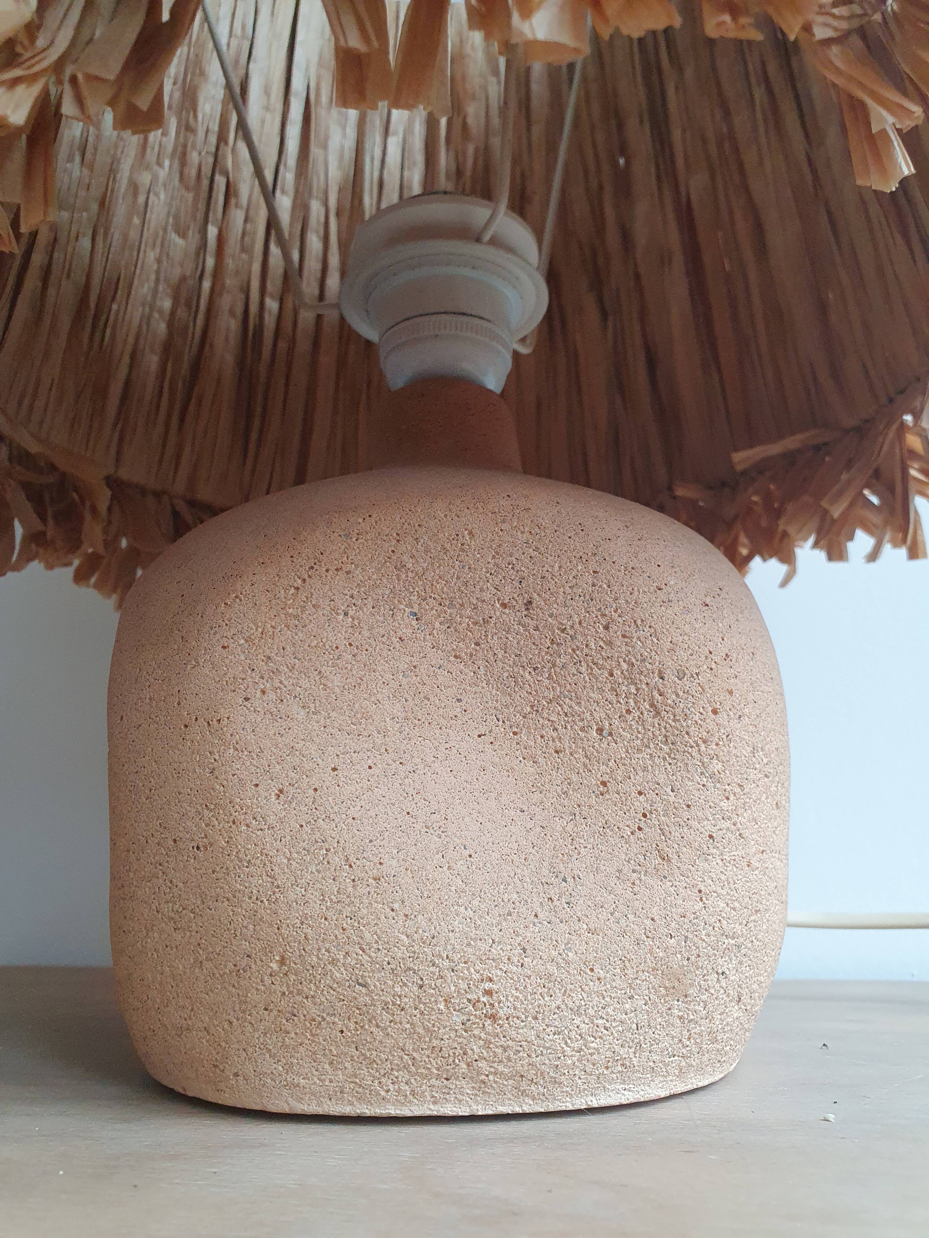 Lampe en pierre et raphia