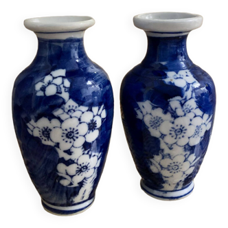 Lot de deux vases miniatures bleus avec fleurs blanches style japonisant