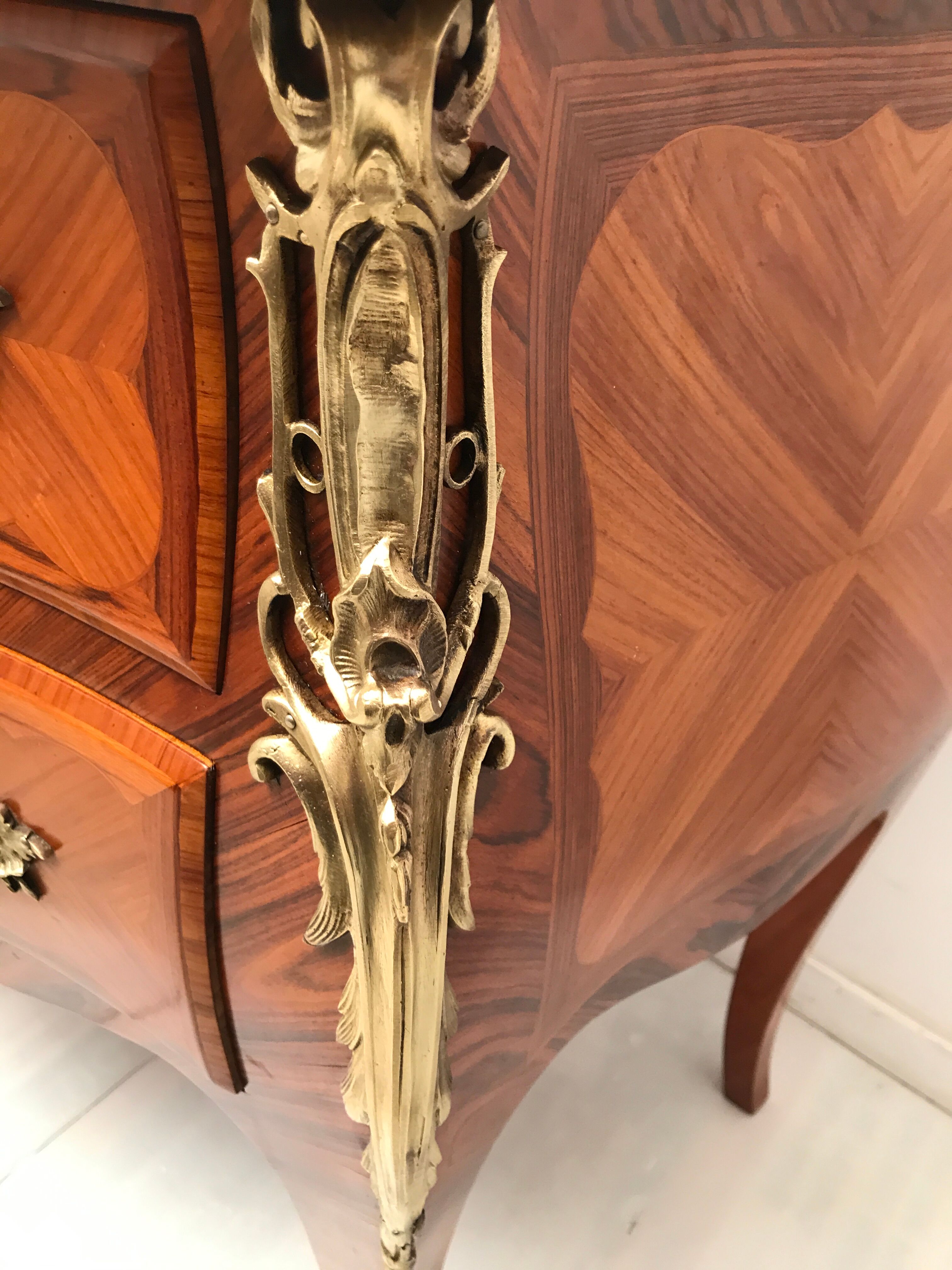 Commode de style Louis XV en placage d'acajou et bois de rose XX siècle