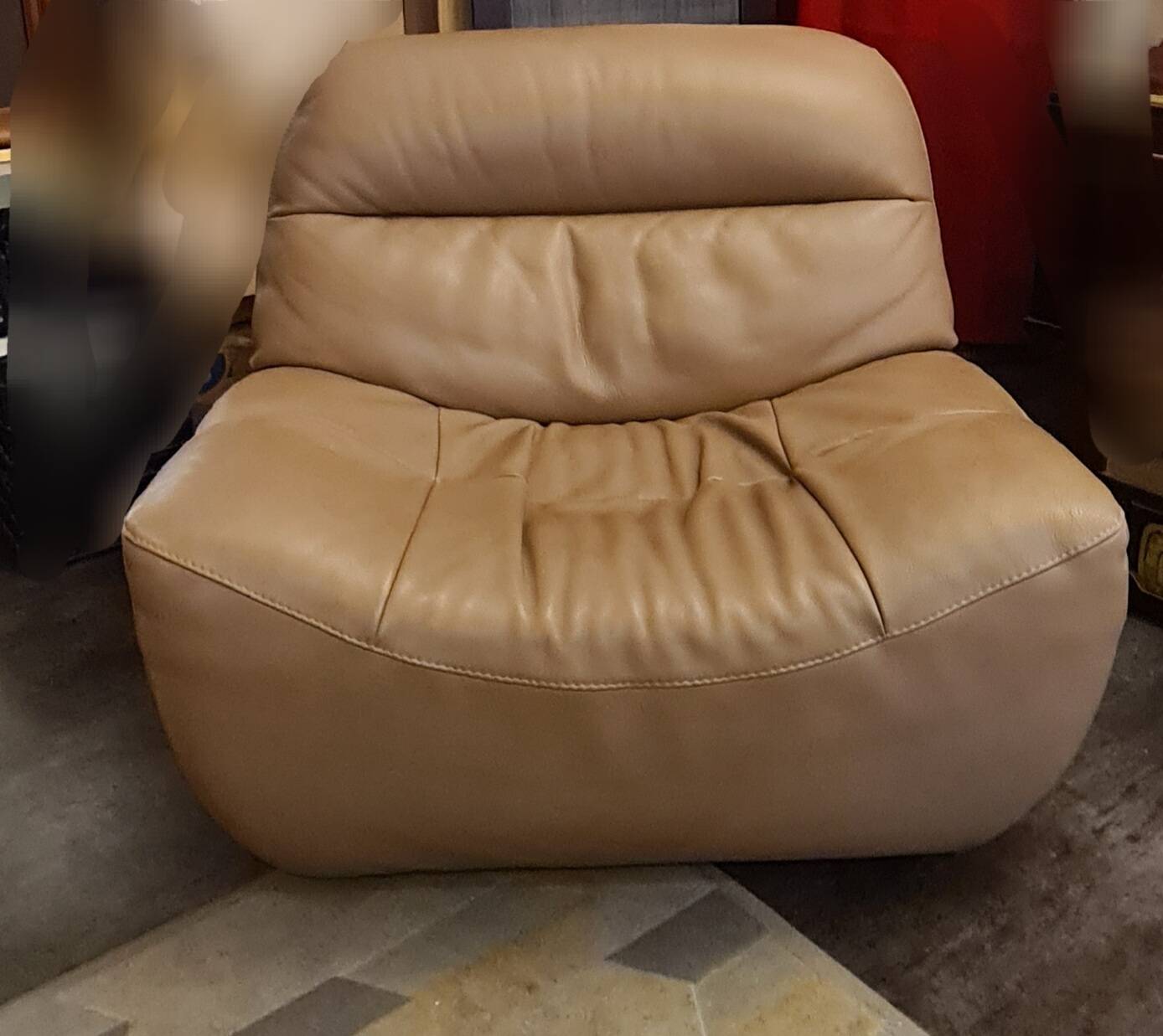 Individual leather armchair
