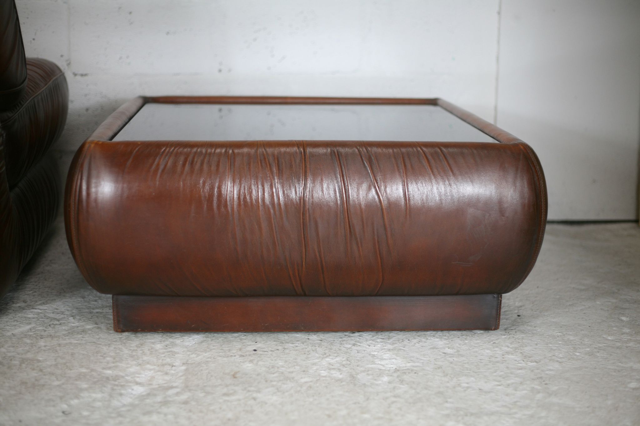 Ensemble fauteuil et table basse cuir, Italie, circa 1970. space age