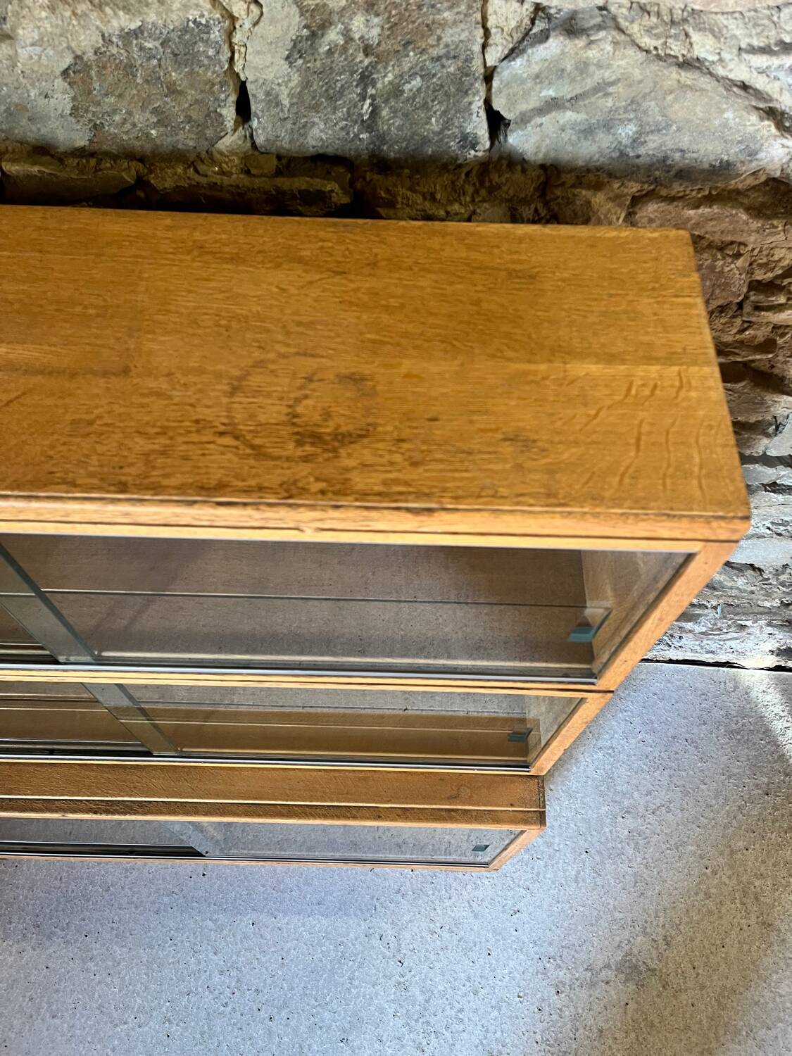 Bibliothèque vitrine en bois massif par Minty