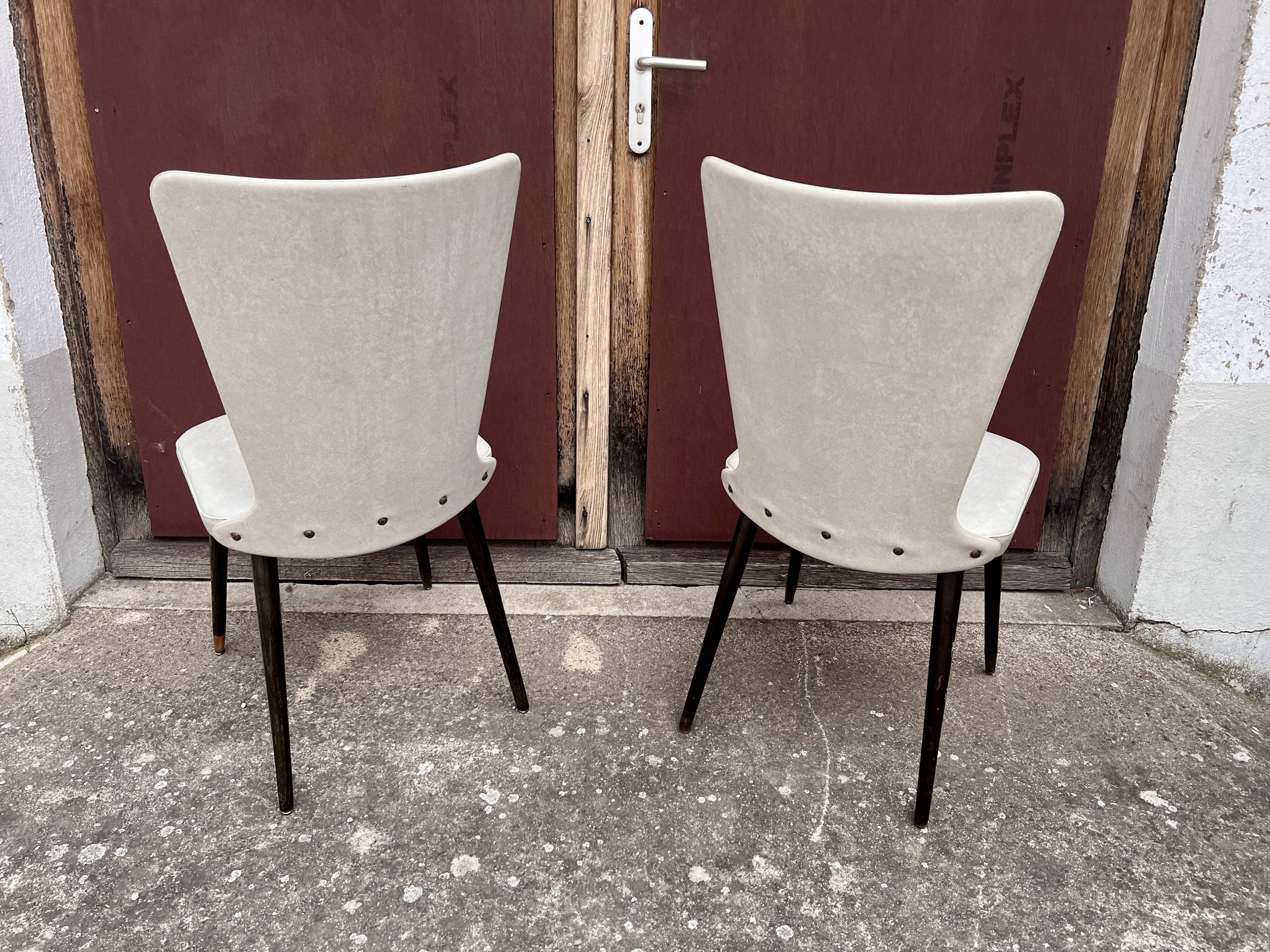 Pair of Chairs Baumann model Essor in imitation white leather, beech compass base