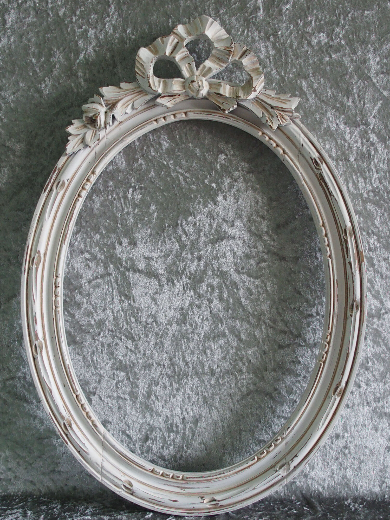 Wooden oval frame with Louis XVI-style knot