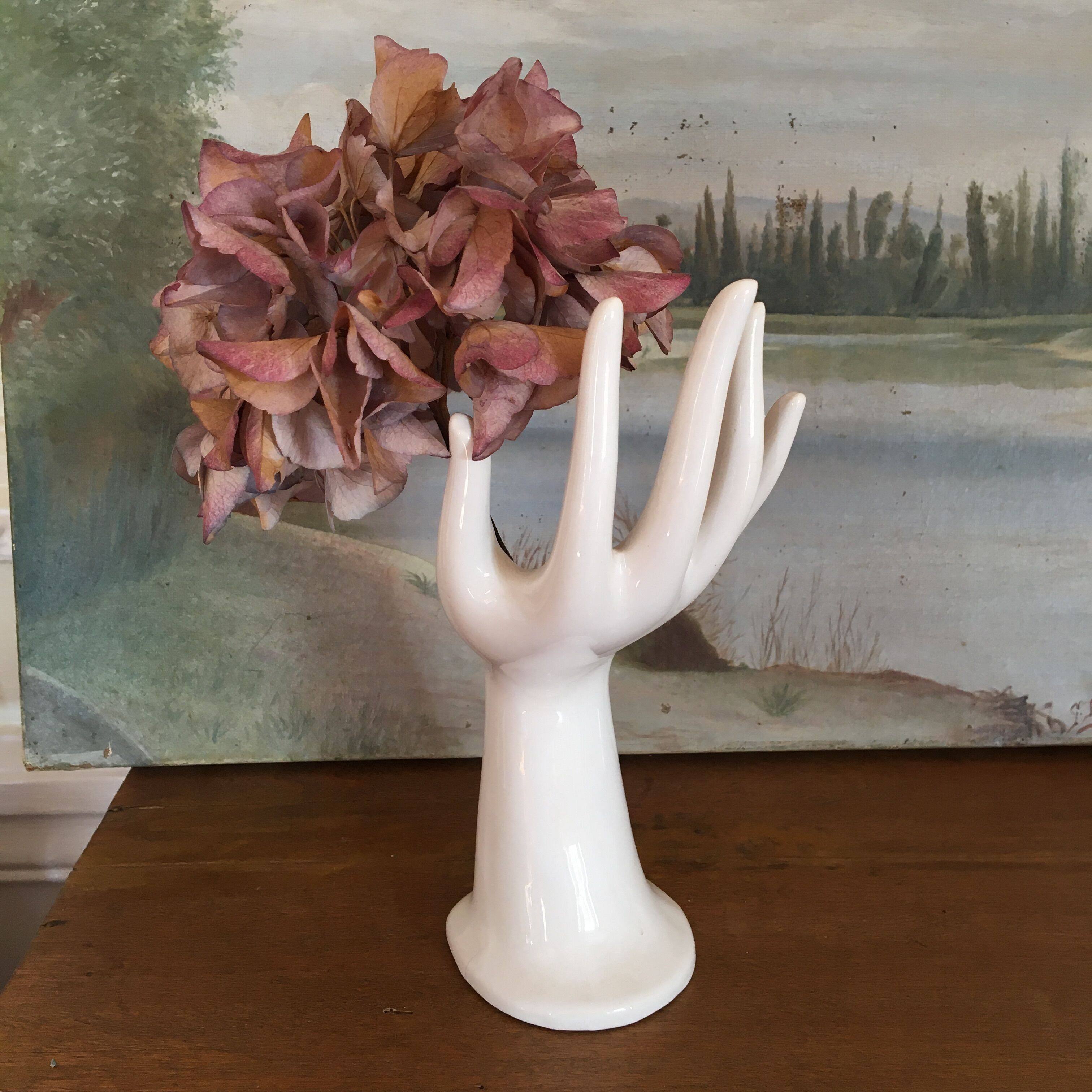 Hand soliflore wearing white ring