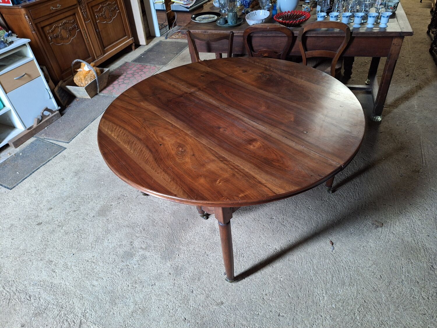 Old walnut carpenter's table, extendable for 18 people.