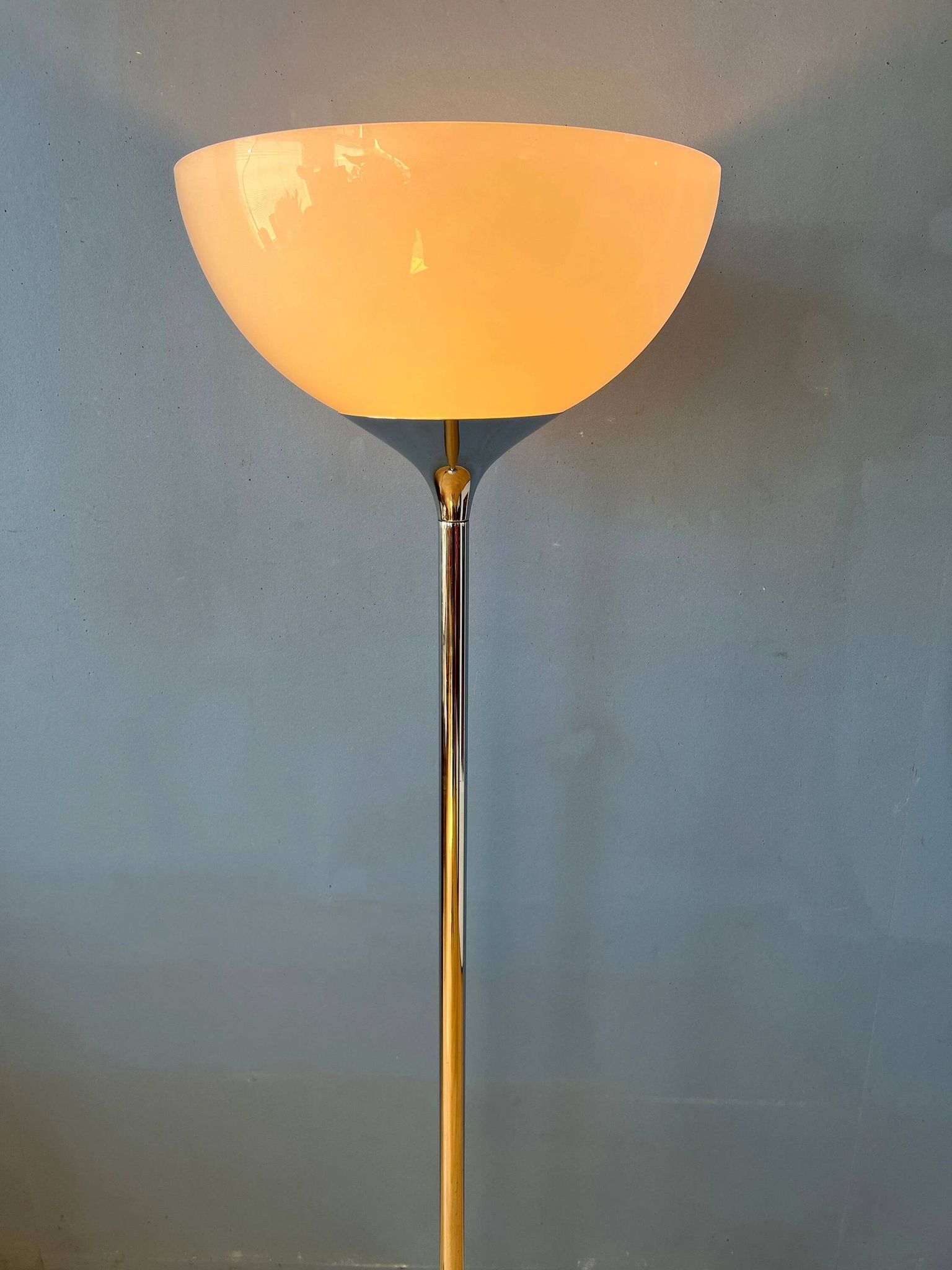 Guzzini Flash Space Age floor lamp with a chrome base and white acrylic shade.