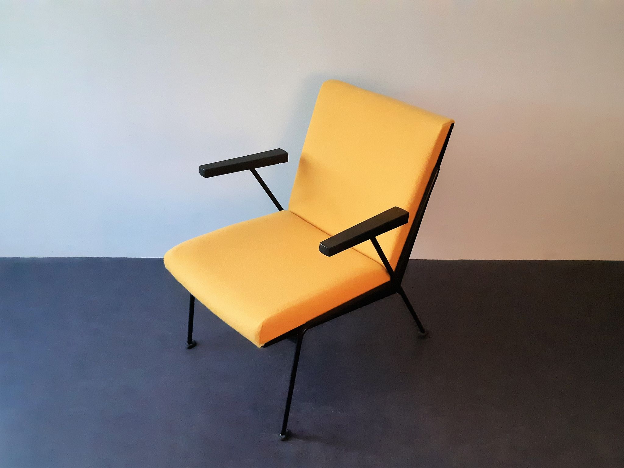 2 yellow 'Oase' lounge chairs with armrests by Wim Rietveld for Ahrend de Circel