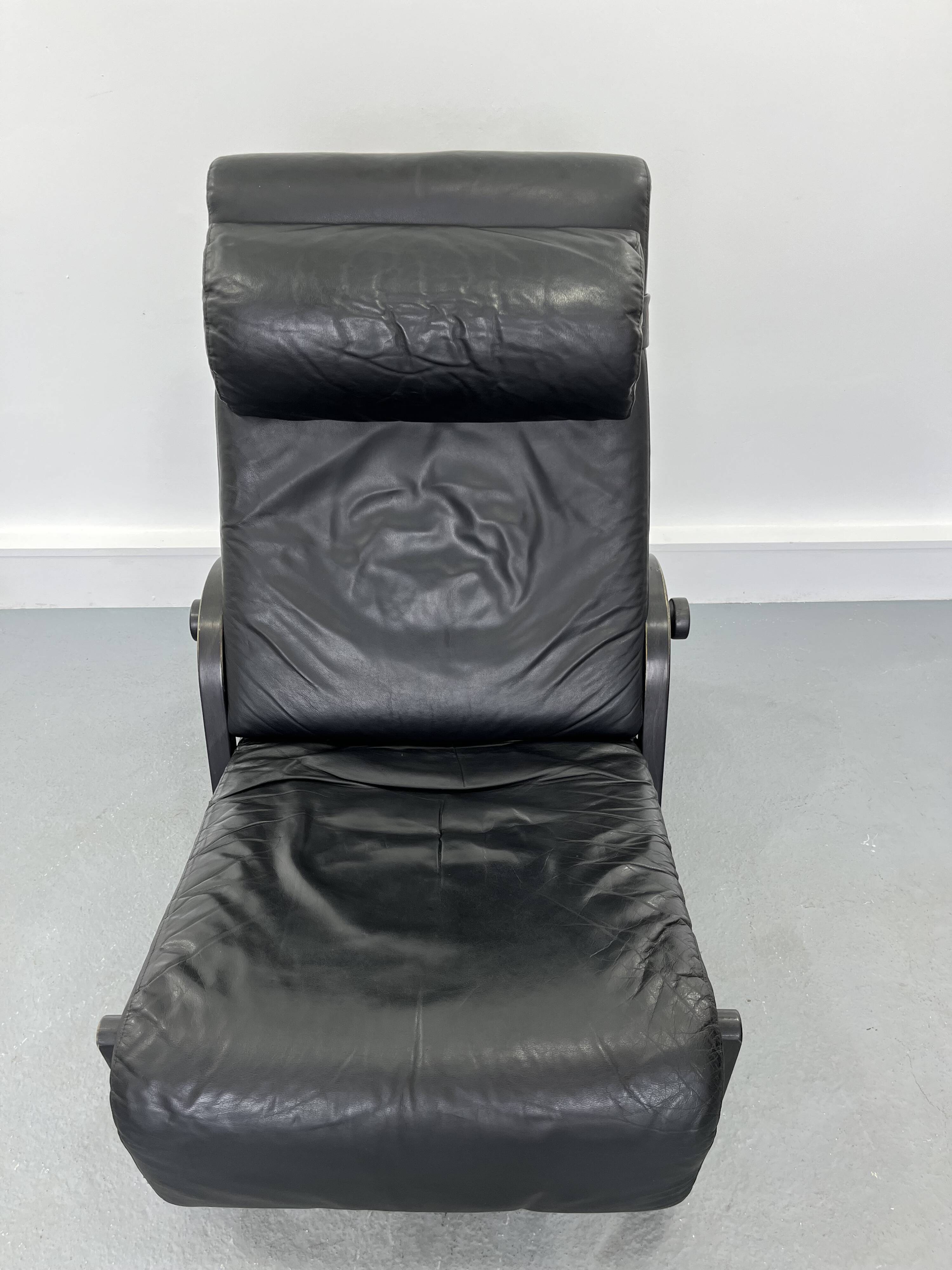 Sinus lying leather black chair from westnofa, 1970s