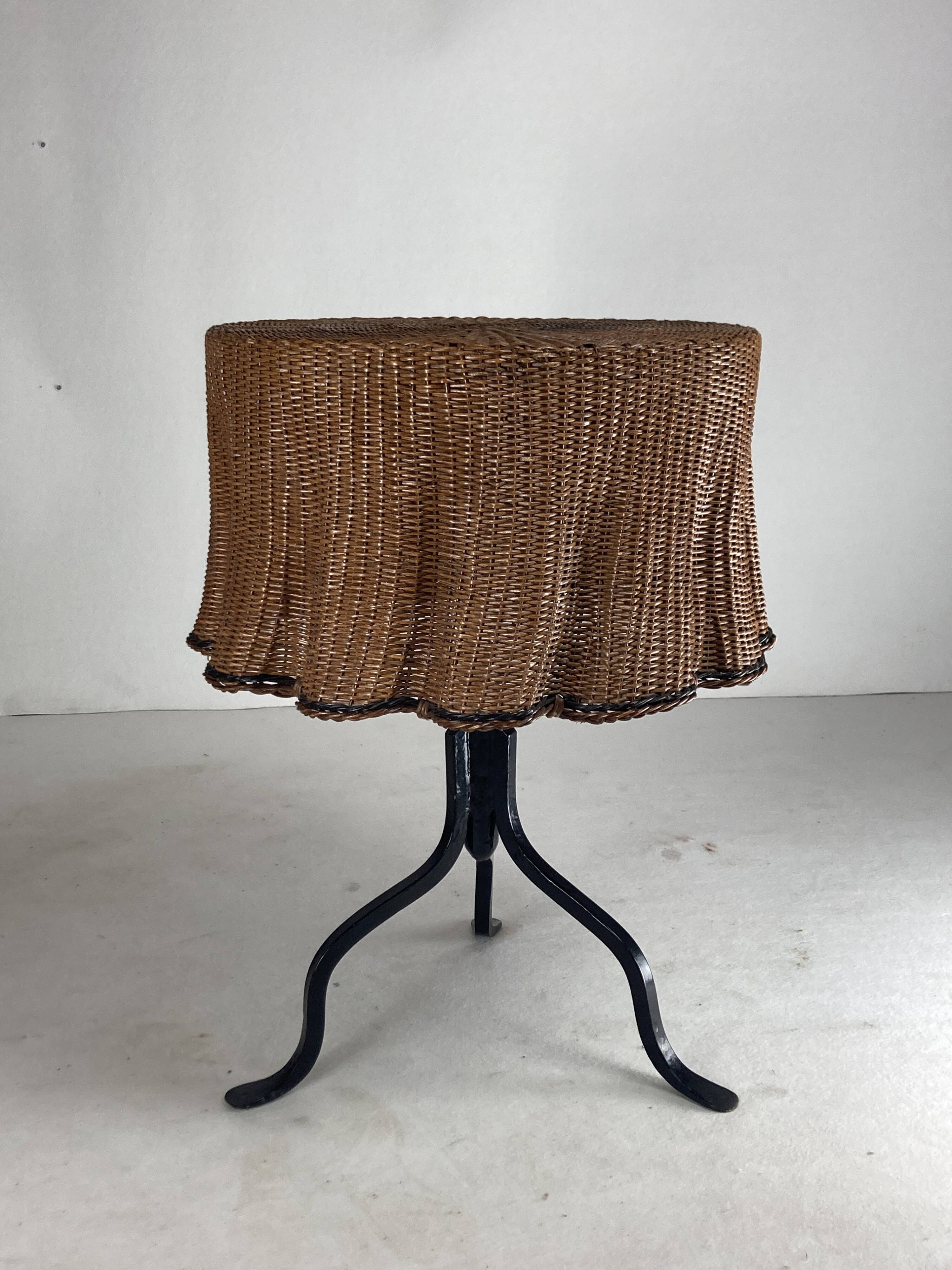 Table d'appoint ondulée en trompe-l'oeil en osier et rotin, 1960