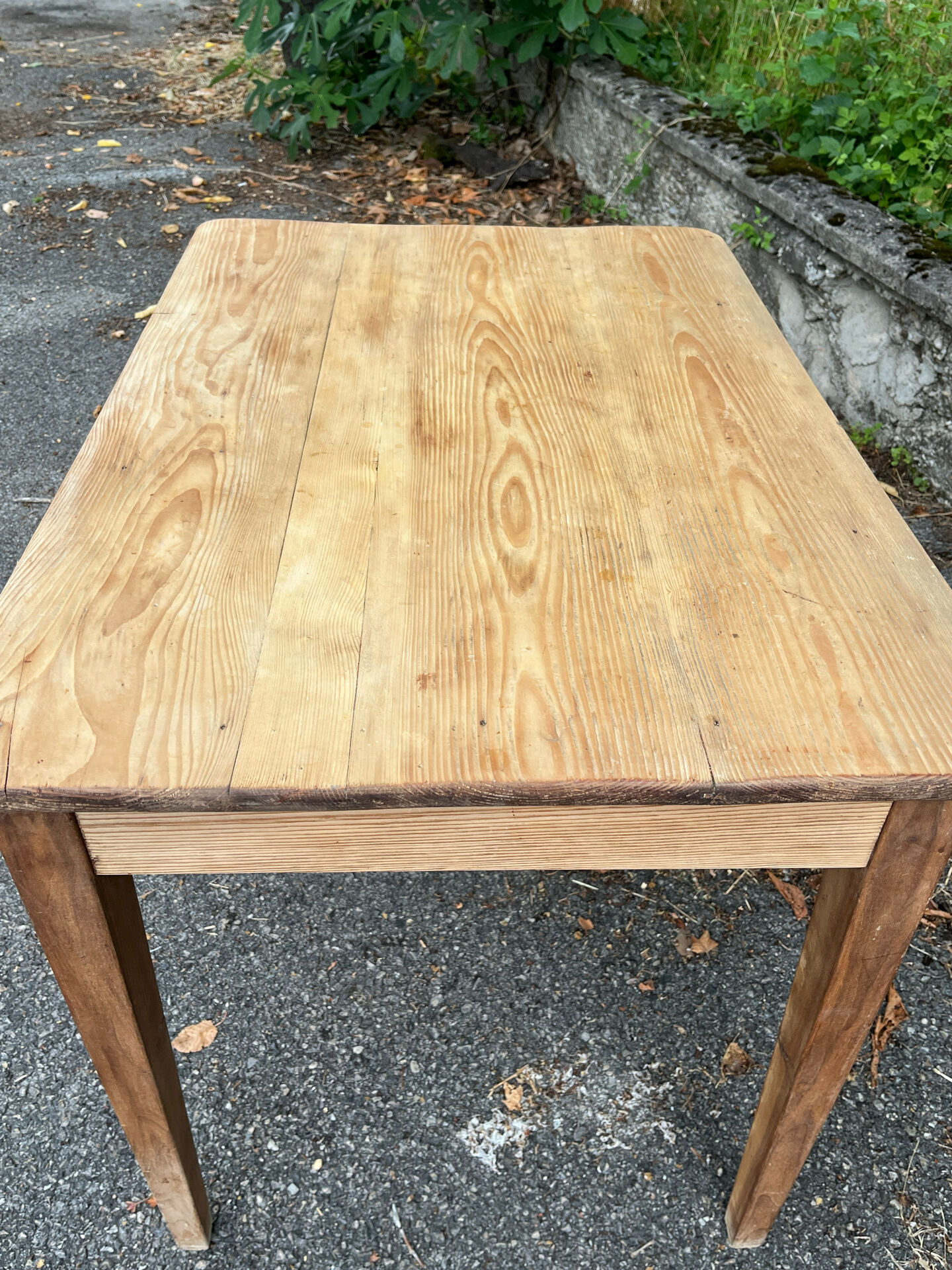 Desk table