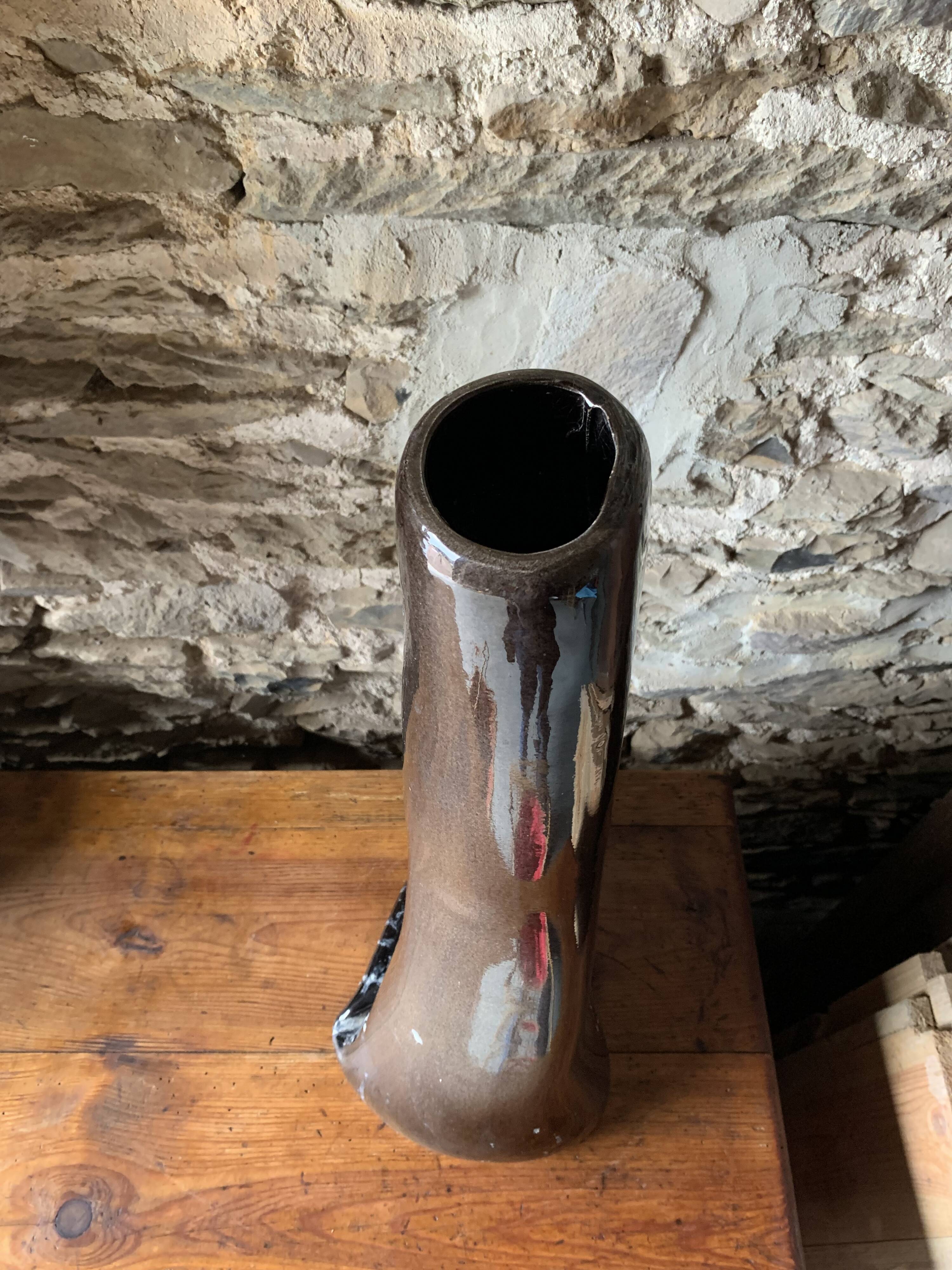 Vase céramique émaillé noir forme libre