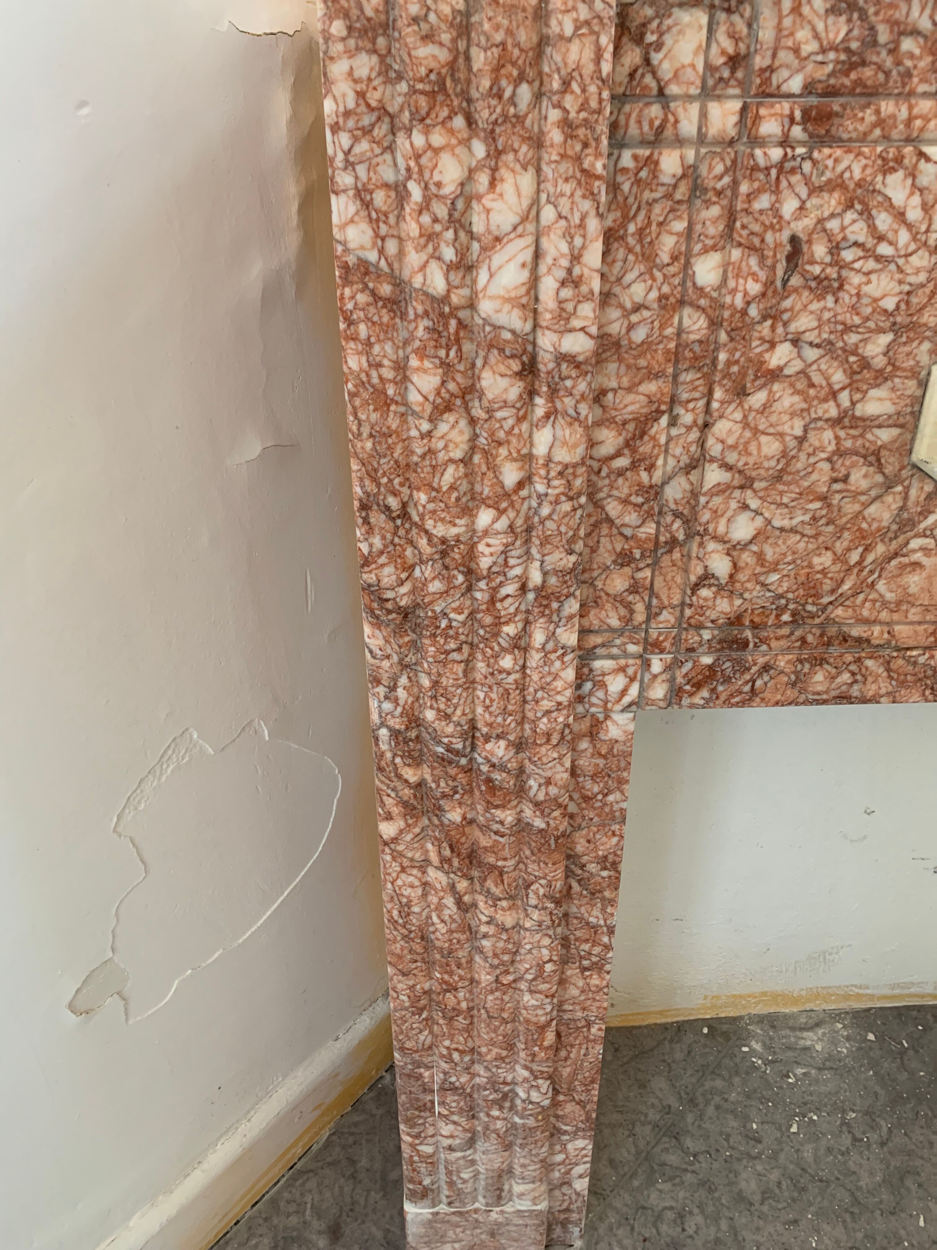 Cheminée art déco en marbre rose veiné XX siècle