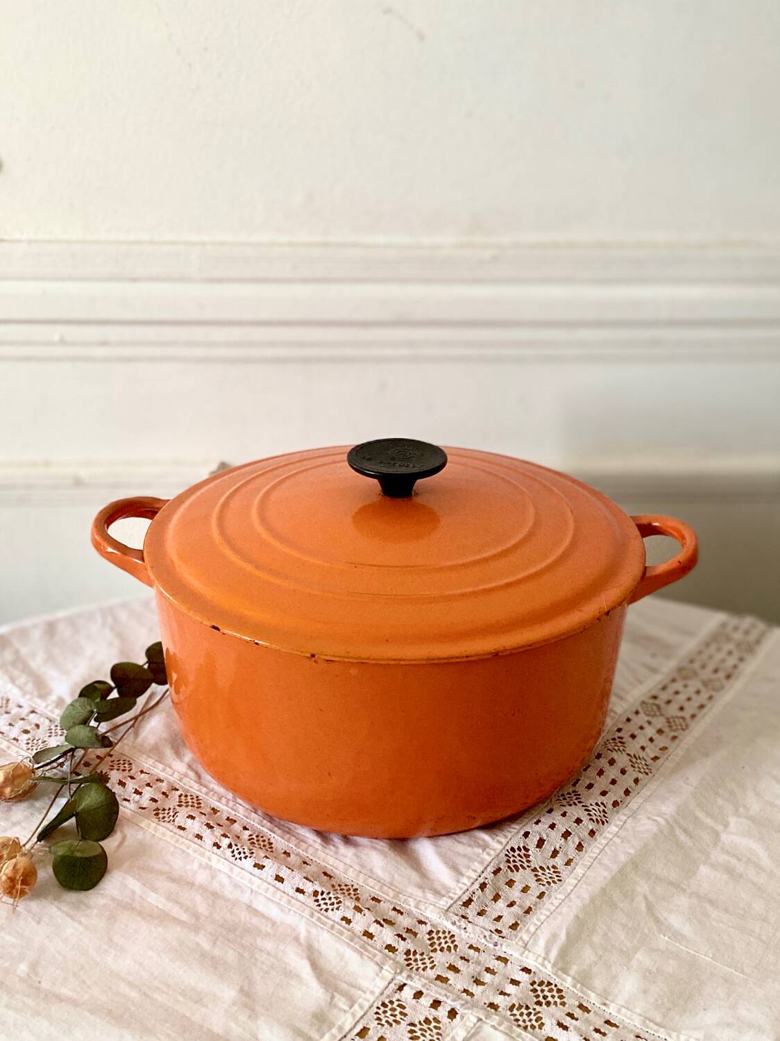 Le Creuset casserole dish in round enameled cast iron 26cm 4 L vintage orange
