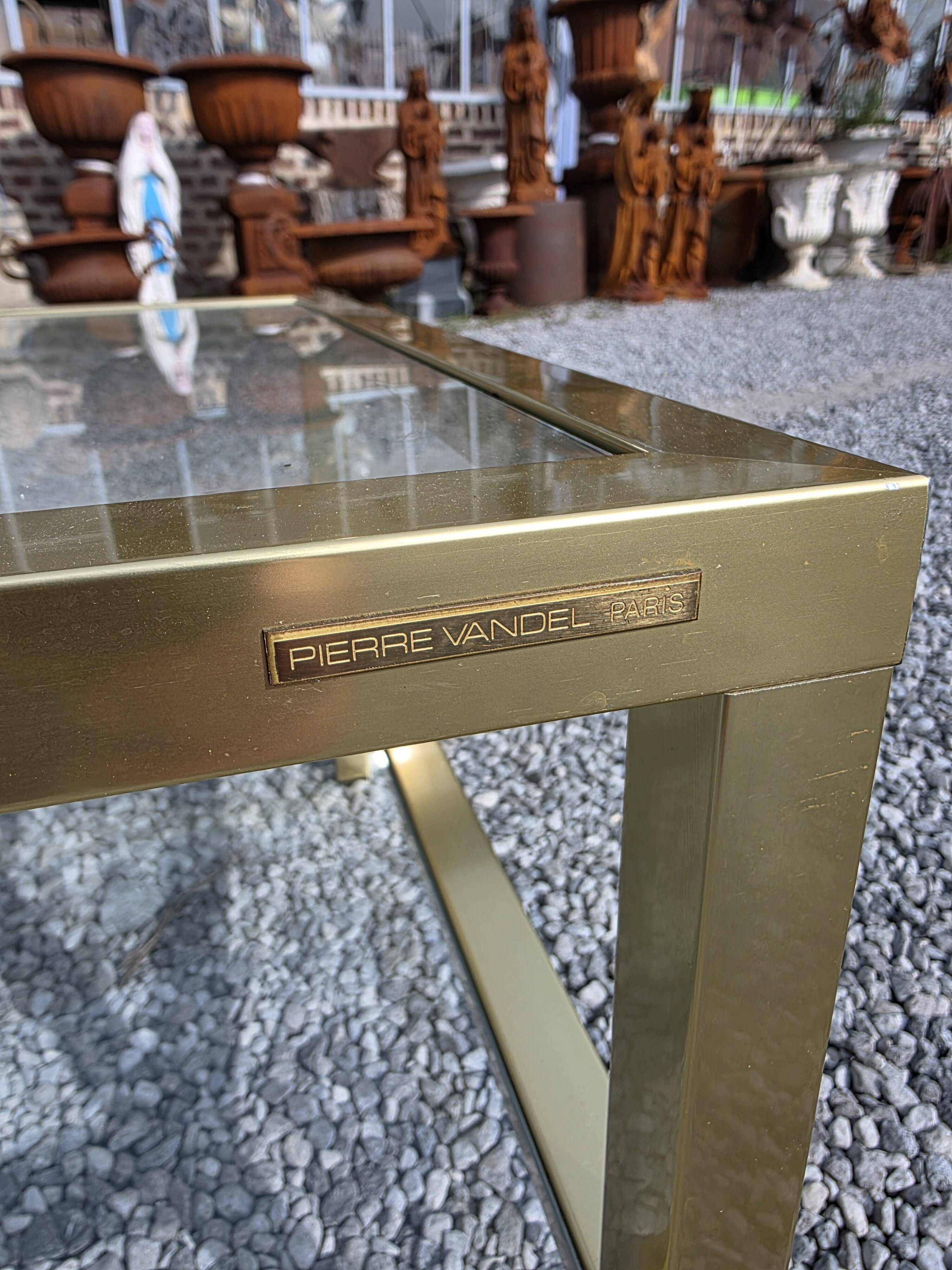 Table basse Pierre Vandel en métal doré brossé années 70