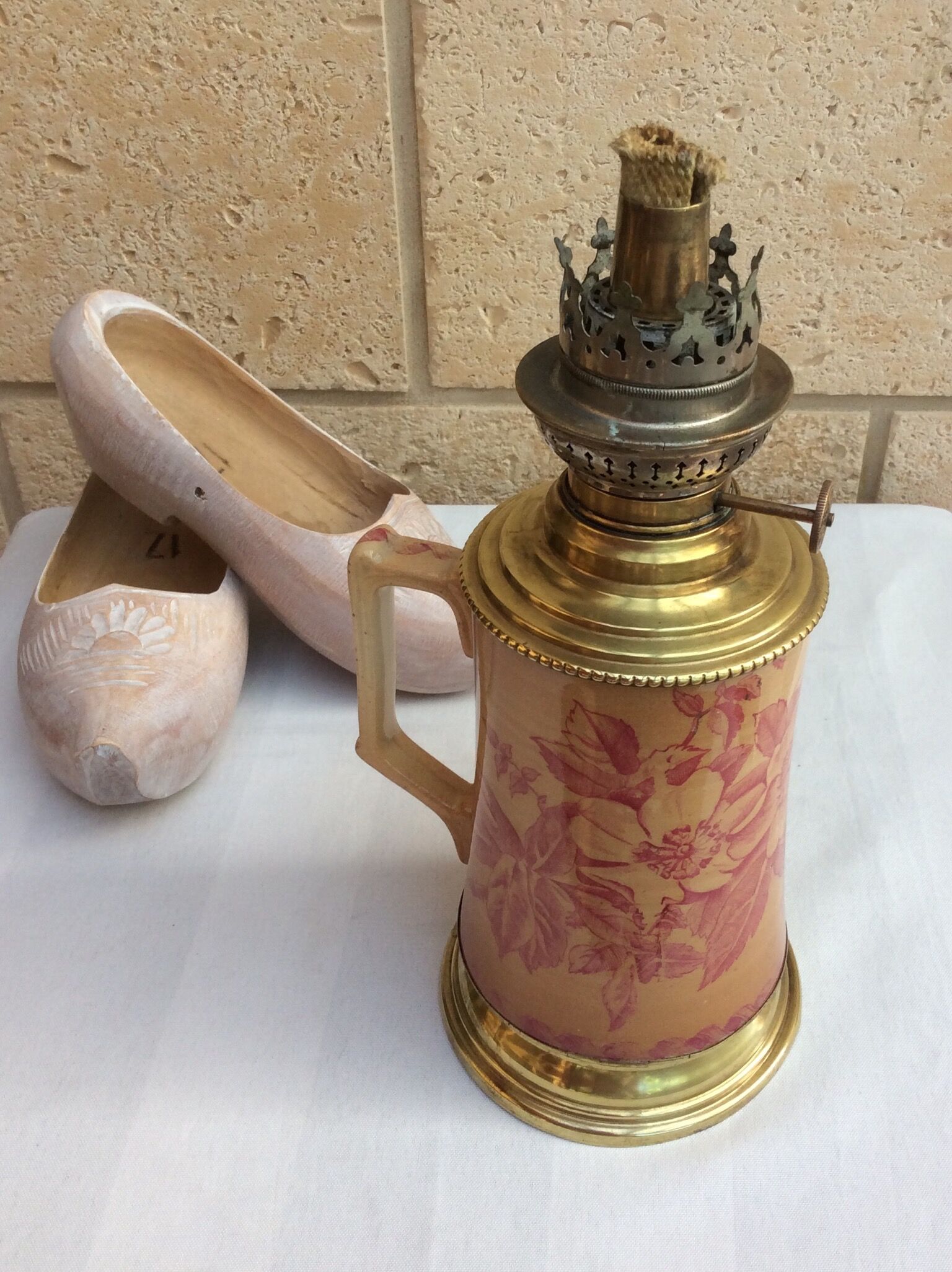 Oil lamp with ceramic body handle