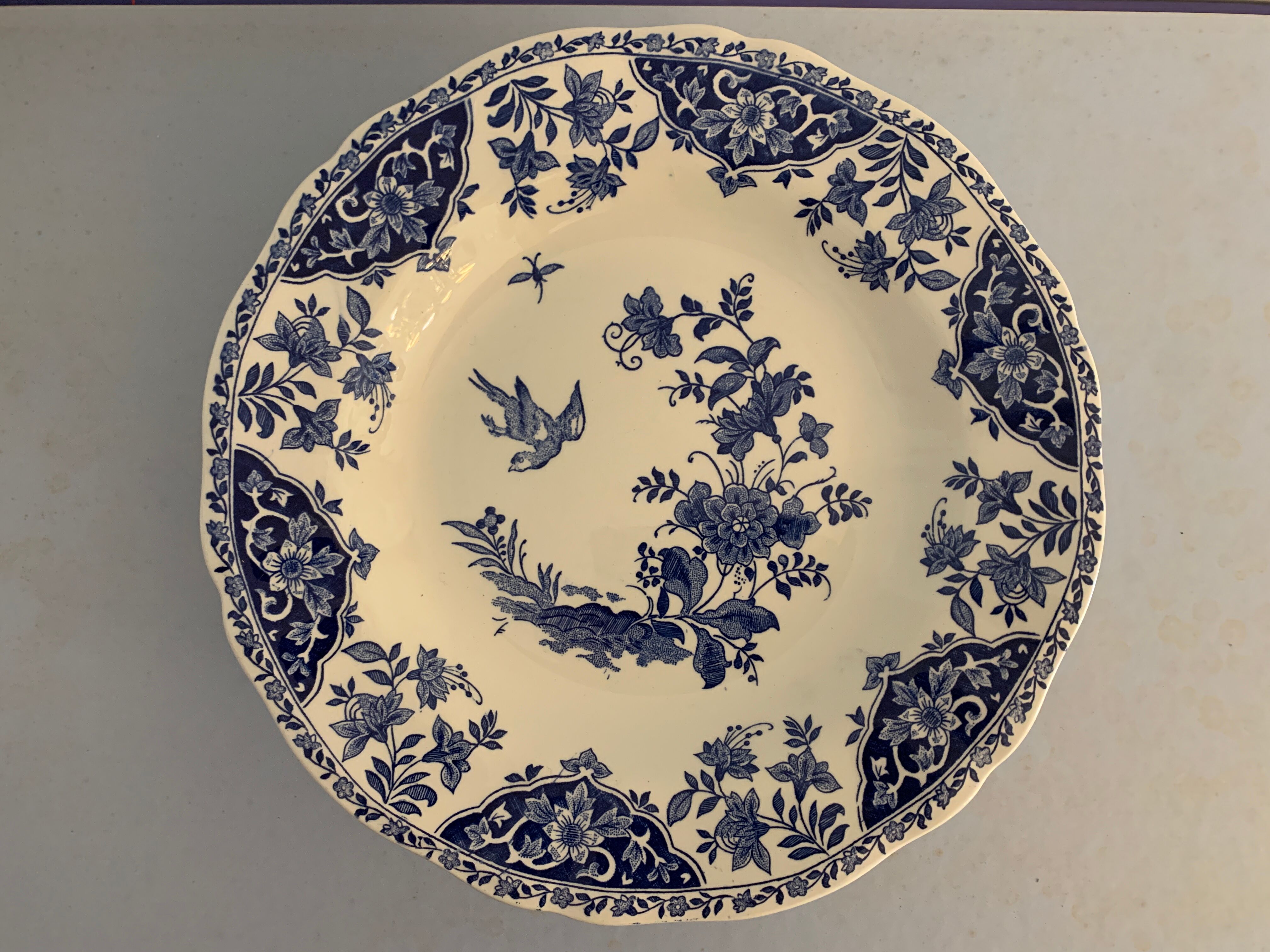 9 assiettes creuses en faïence bleue et blanche de Gien, 1960