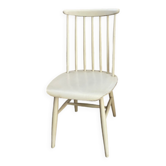 Fanett Tapiovaara white chair