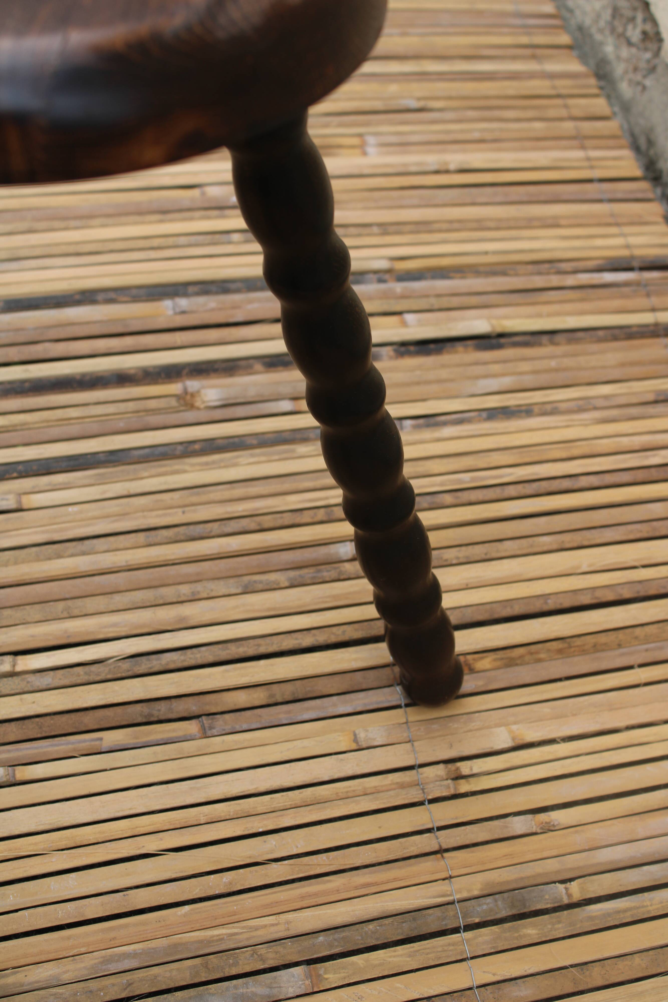 Tabouret tripode en bois tourné