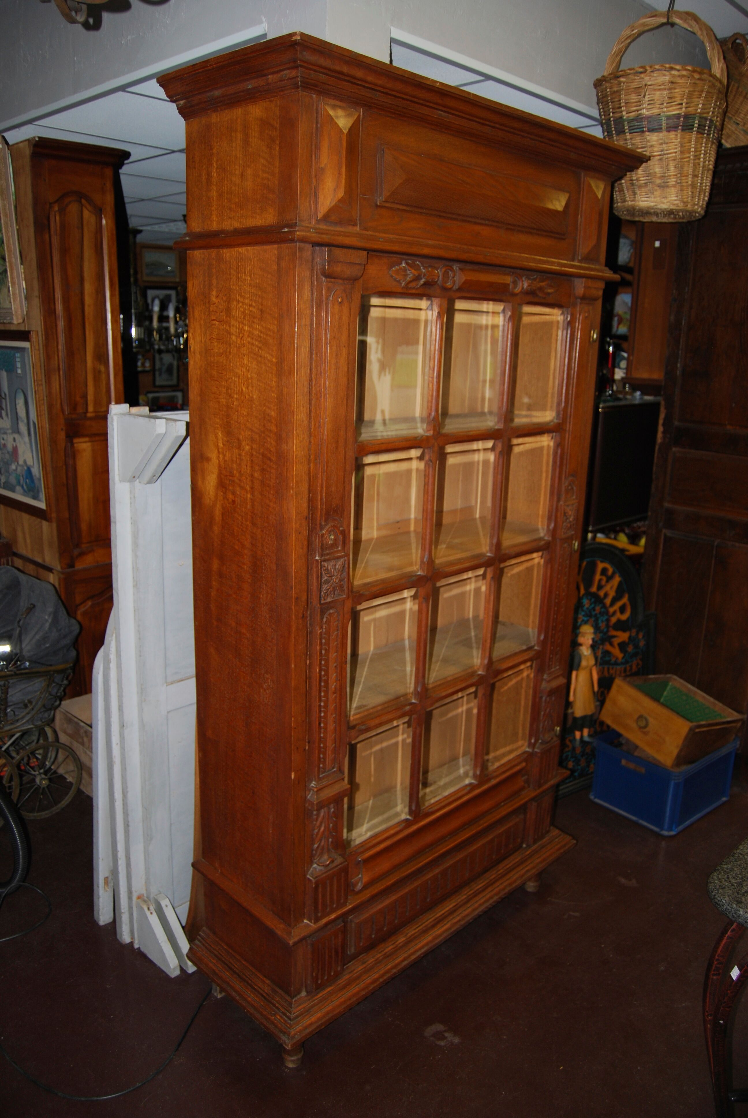 Vitrine verre biseauté, en chêne sculpté du début 20ème