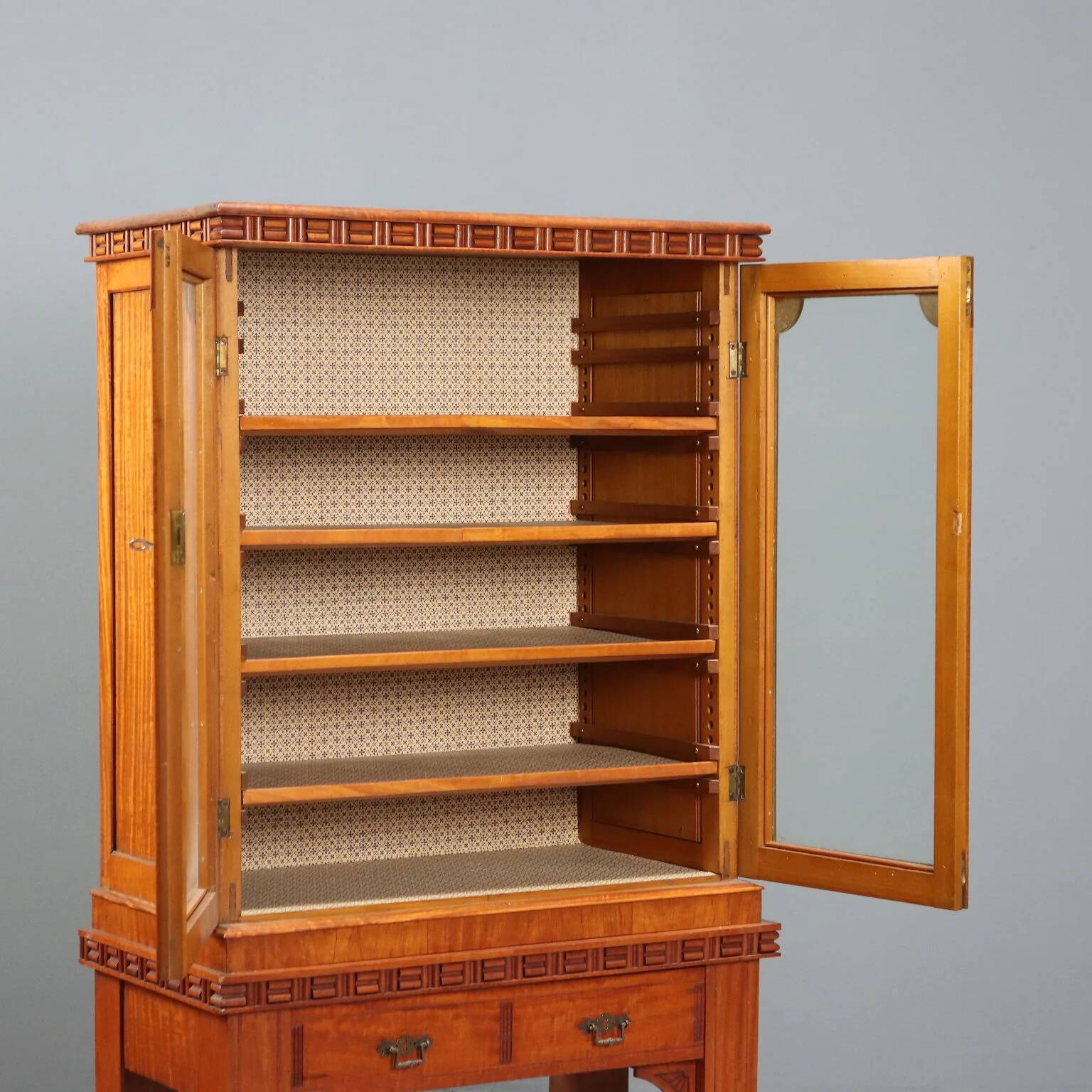 Vitrine ancienne style chinoiserie en citronnier, Royaume-Uni '800