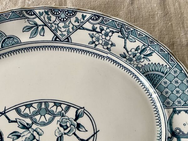 Grand plat ovale terre de fer faïencerie Keeling modèle « Victoria »